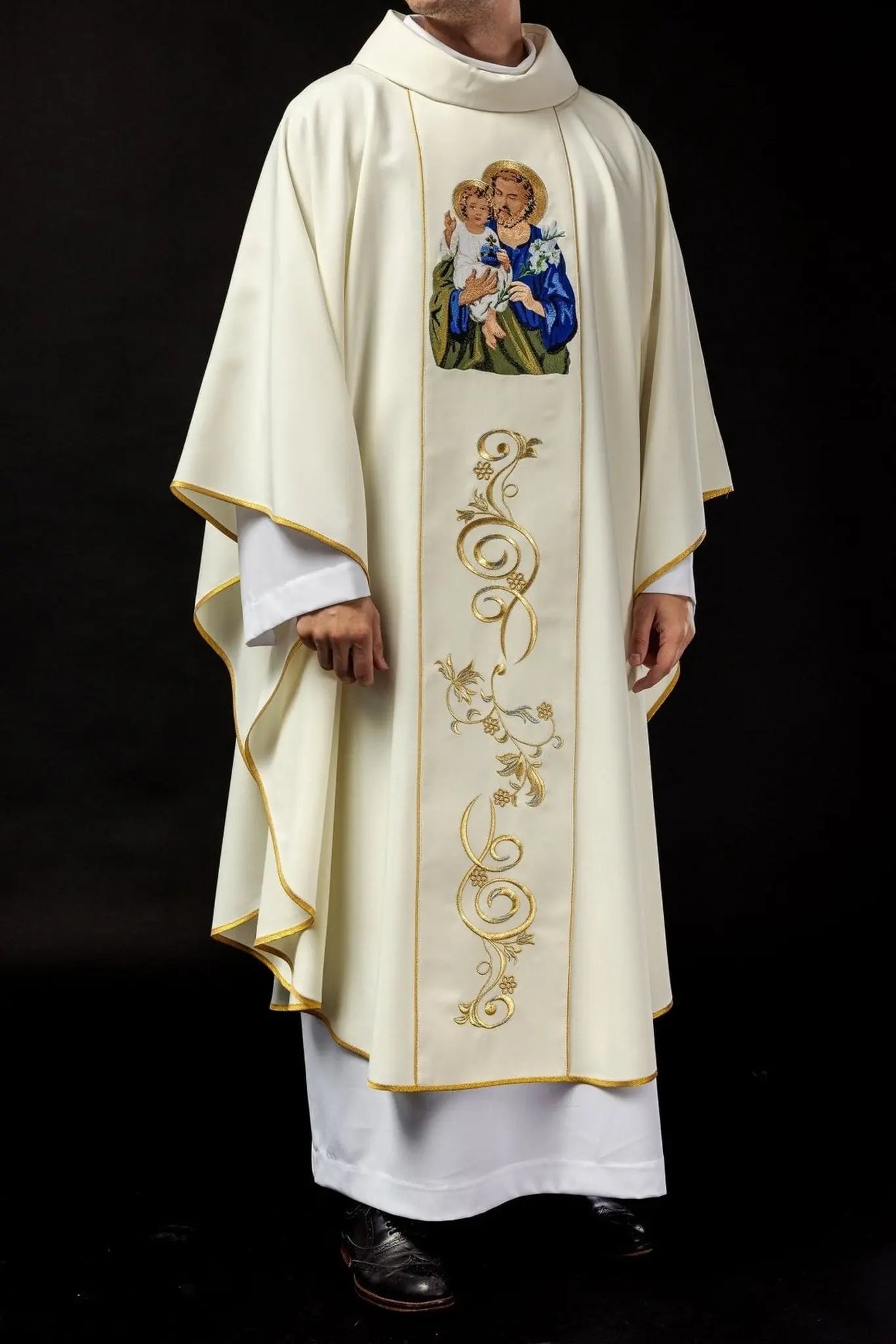 Casulla bordada con la imagen de San José