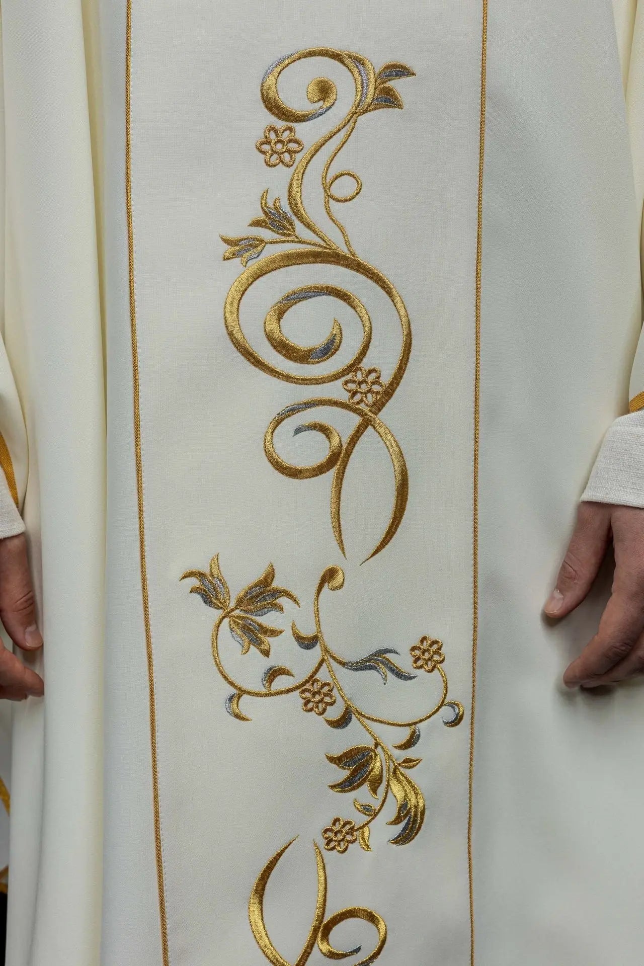 Casulla bordada con la imagen de Santa Faustina
