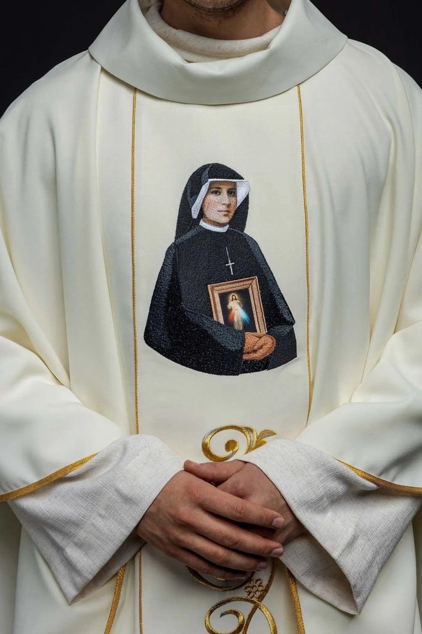 Casulla bordada con la imagen de Santa Faustina