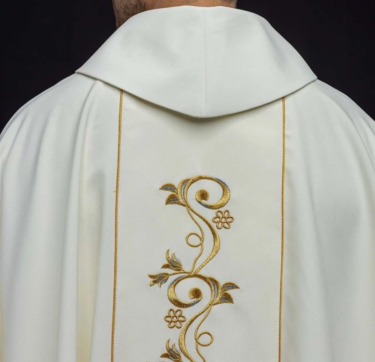 Casulla bordada con la imagen de Santa Faustina
