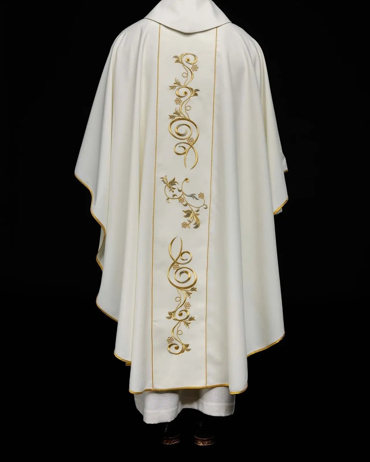 Casulla bordada con la imagen de Santa Faustina