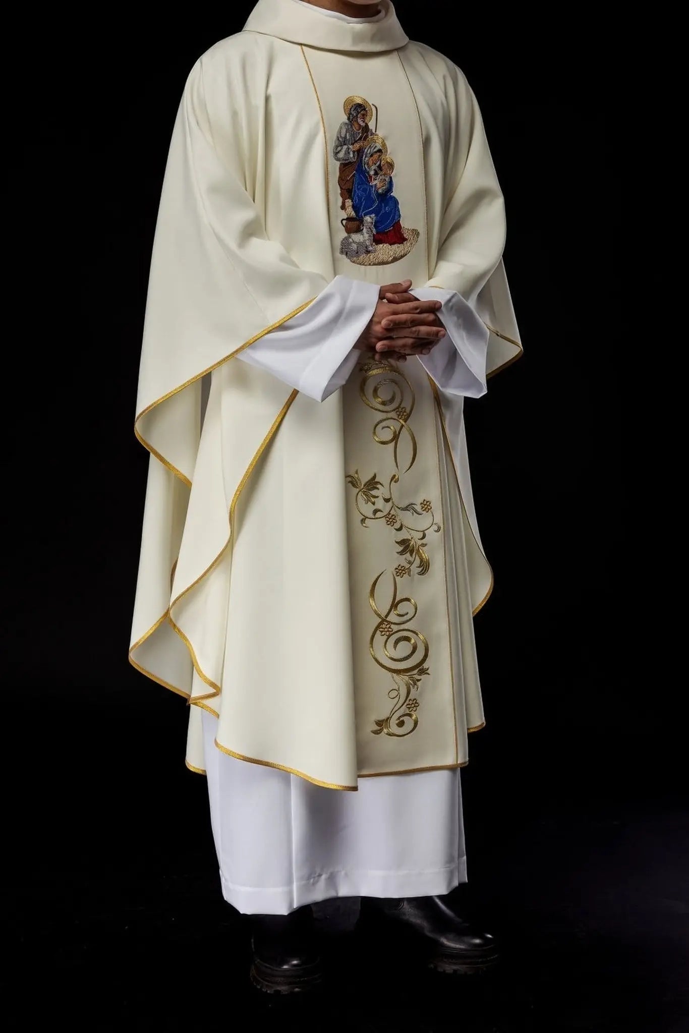 Embroidered chasuble with the image of the Holy Family for Christmas