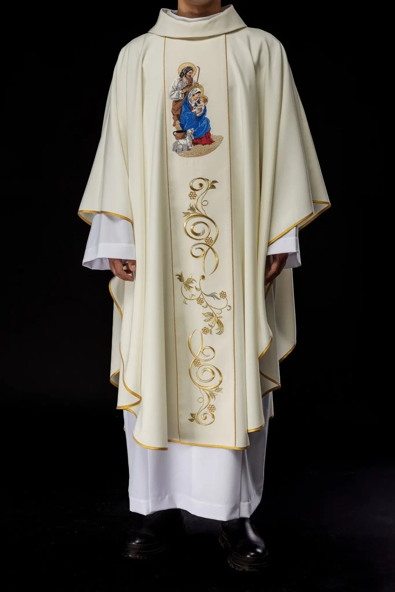 Embroidered chasuble with the image of the Holy Family for Christmas