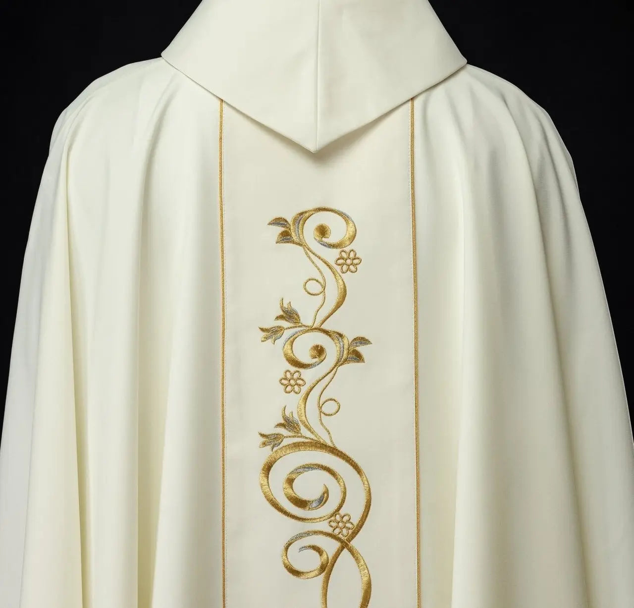 Embroidered chasuble with the image of the Holy Family for Christmas