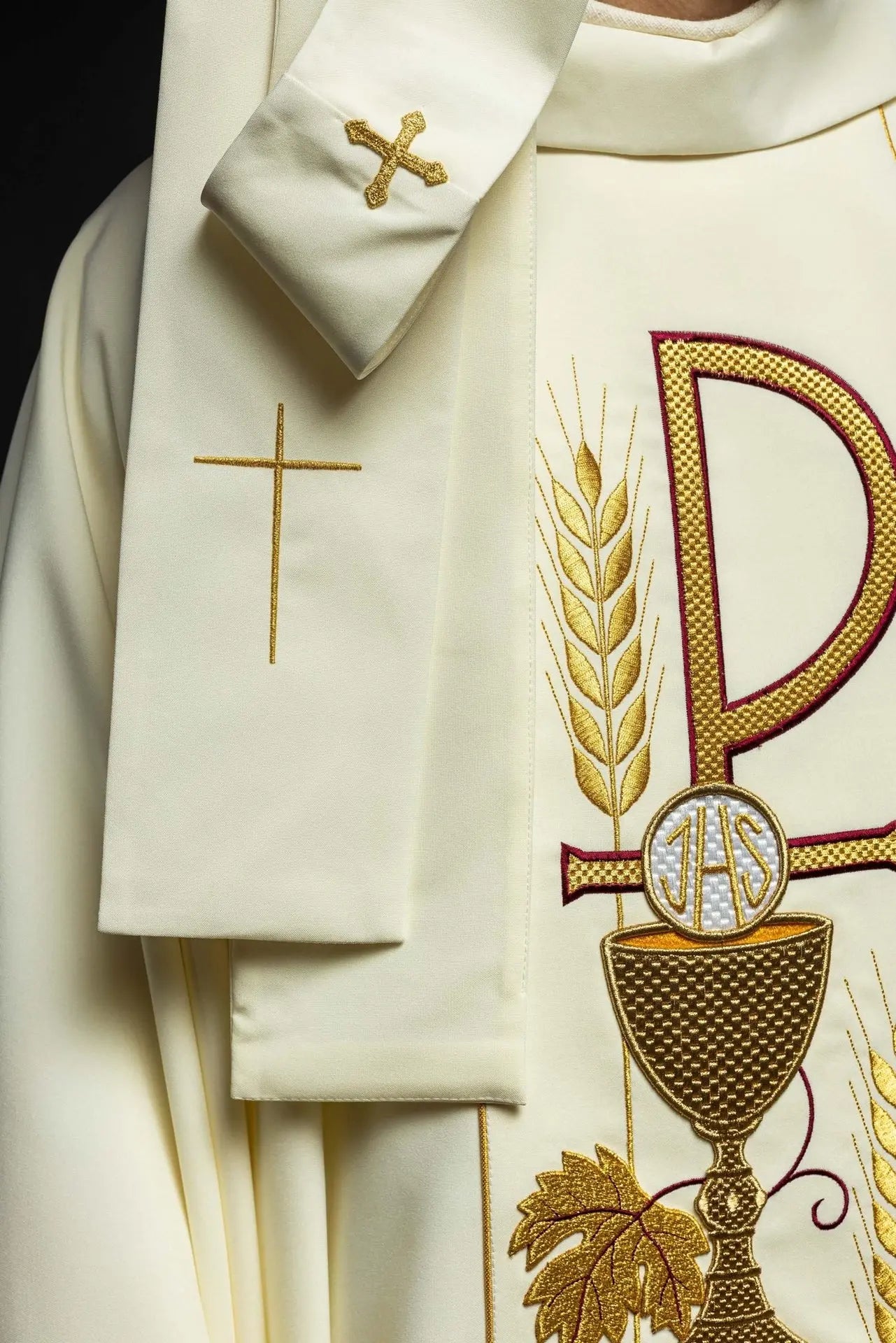 Casulla bordada con diseño de cáliz IHS en ecru