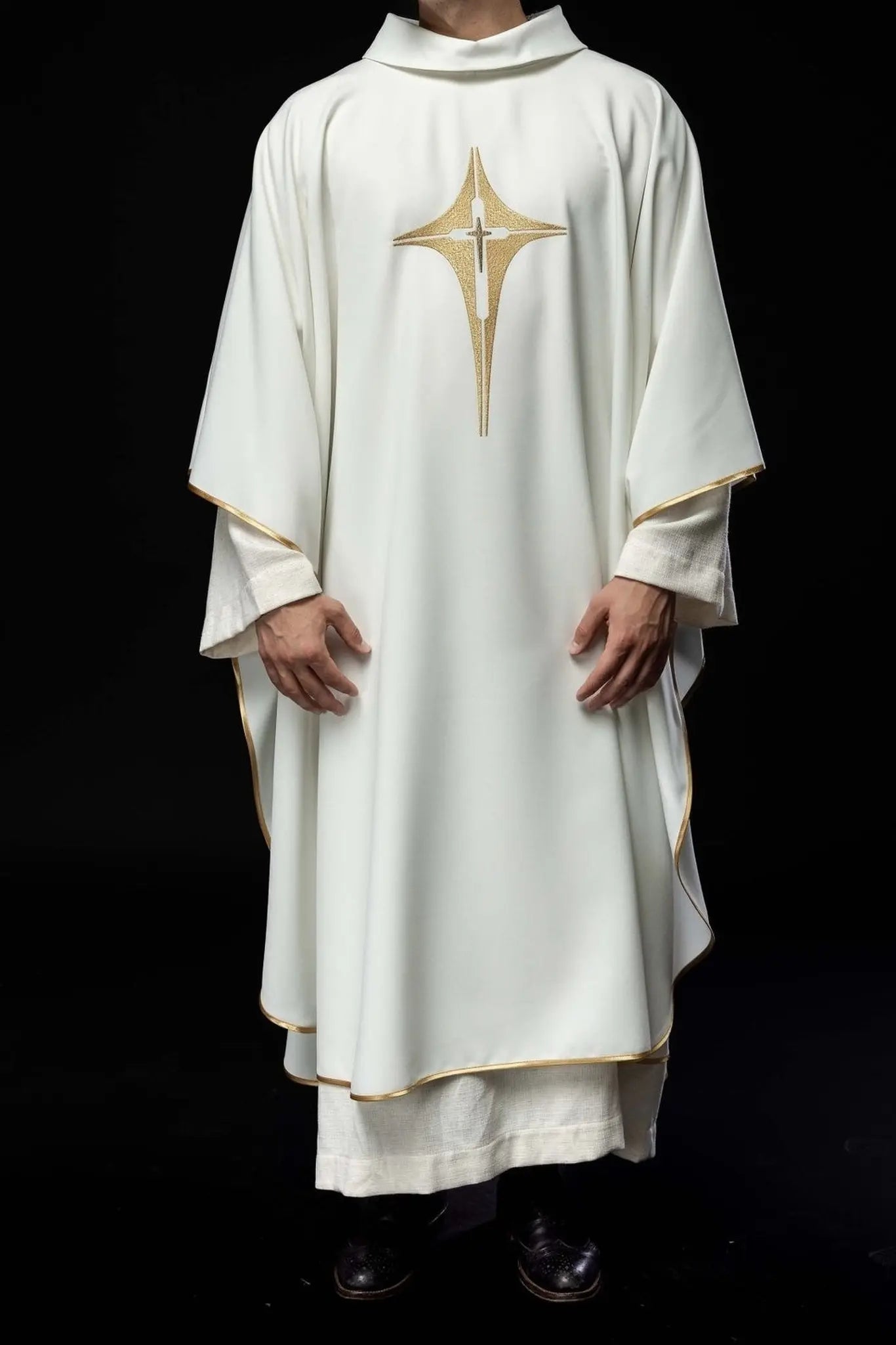 Casulla bordada con diseño de cruz