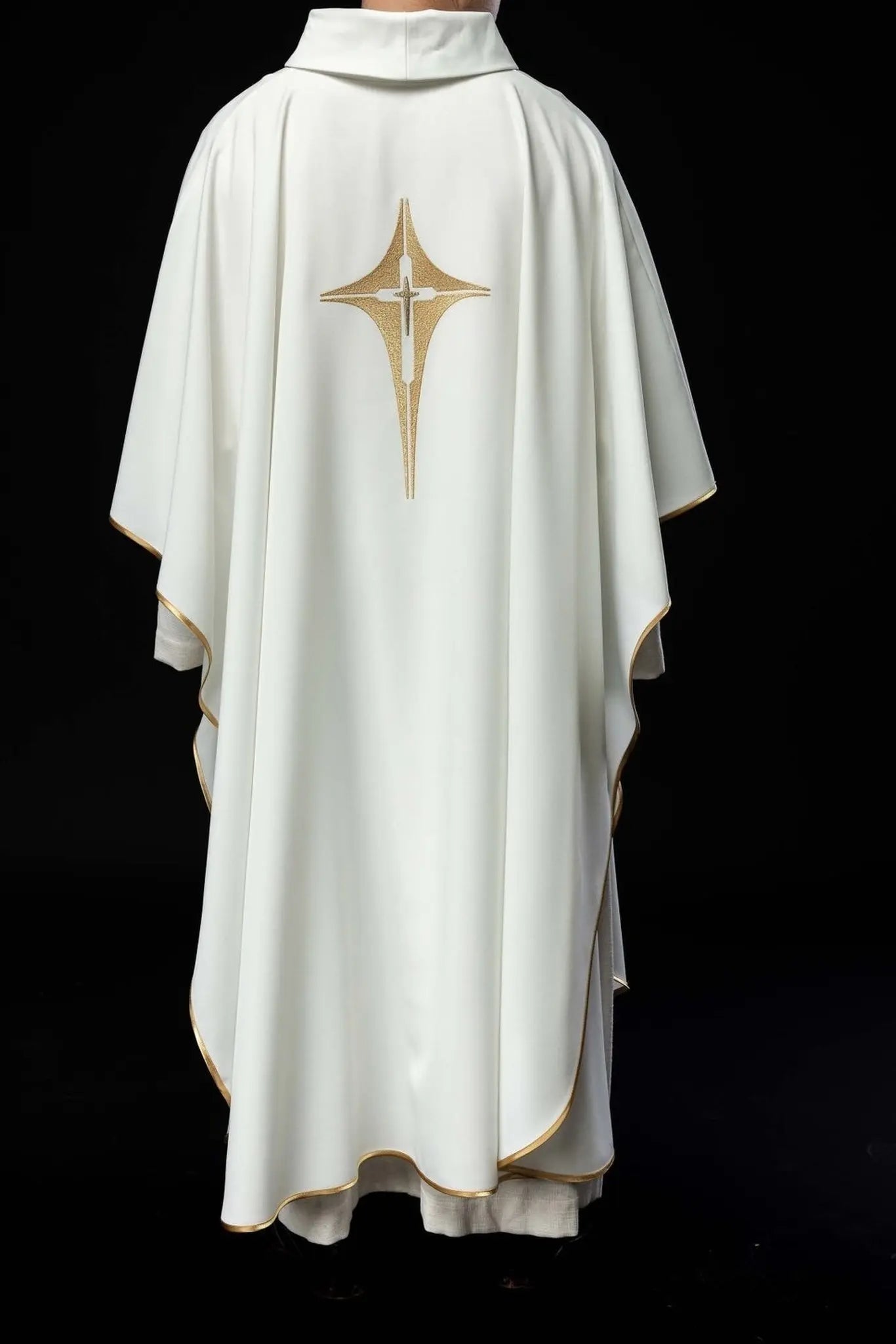 Casulla bordada con diseño de cruz