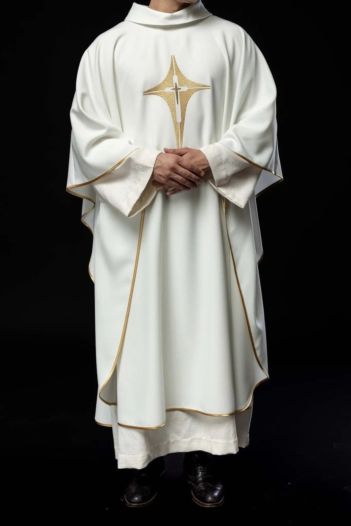 Casulla bordada con diseño de cruz