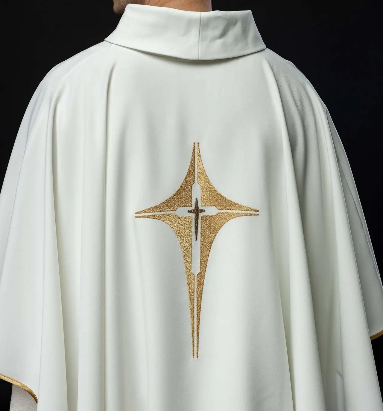 Casulla bordada con diseño de cruz