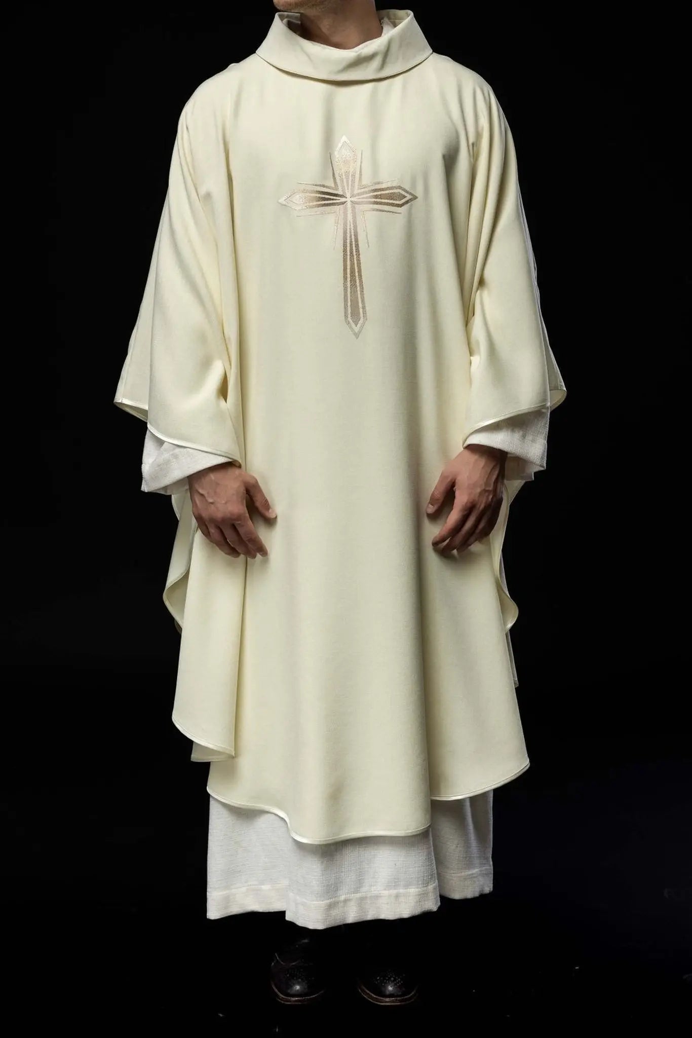Embroidered chasuble with the pattern of the Cross ecru colour