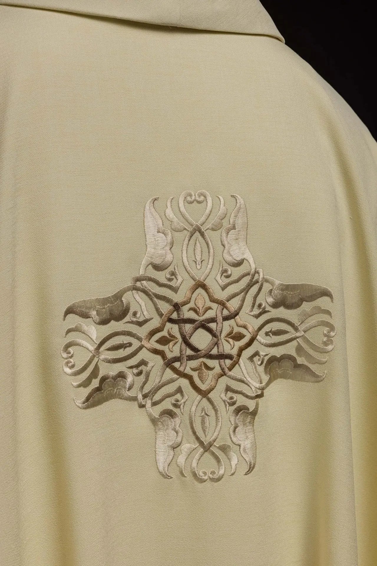 Casulla bordada con el diseño de la Cruz en ecru