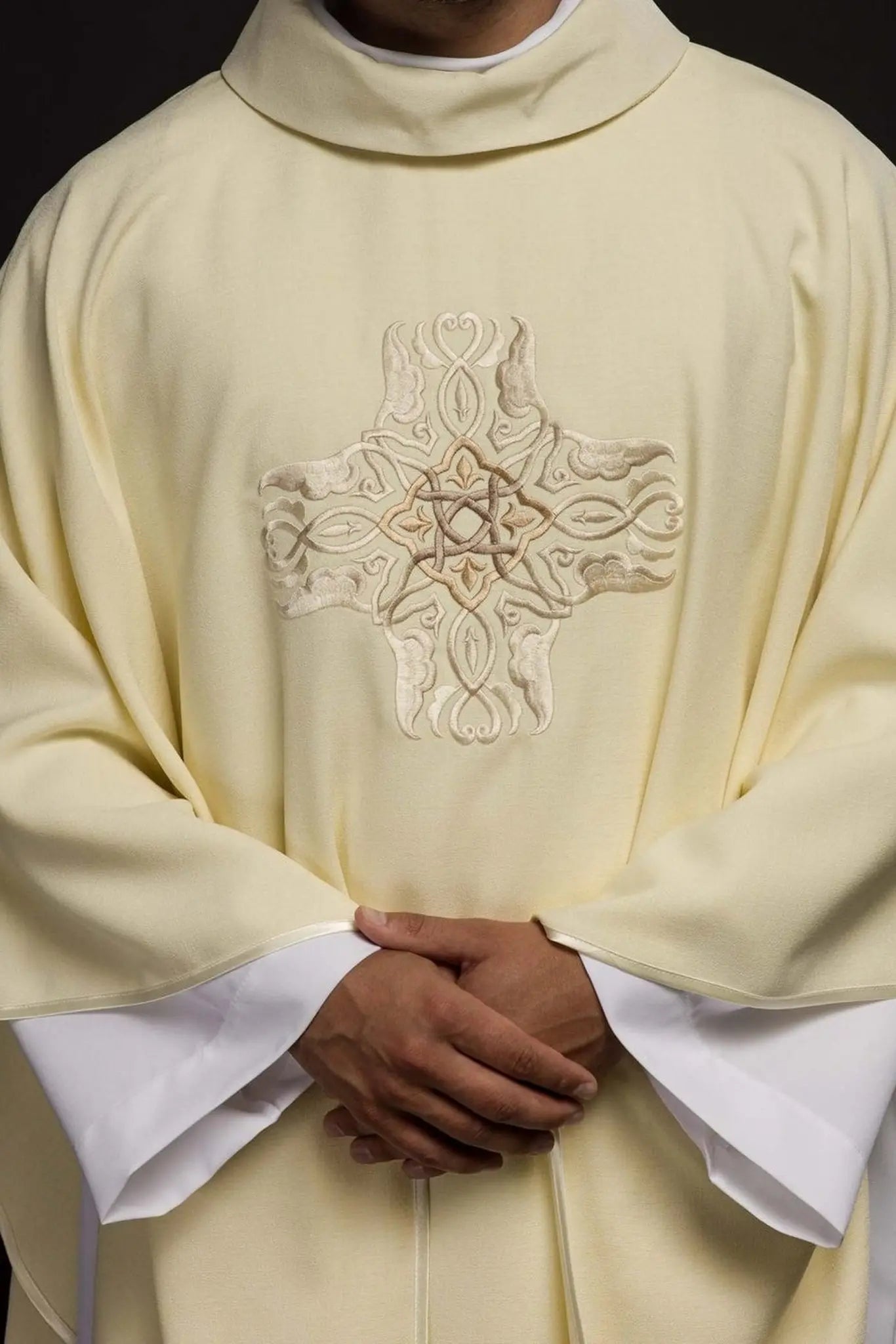 Casulla bordada con el diseño de la Cruz en ecru