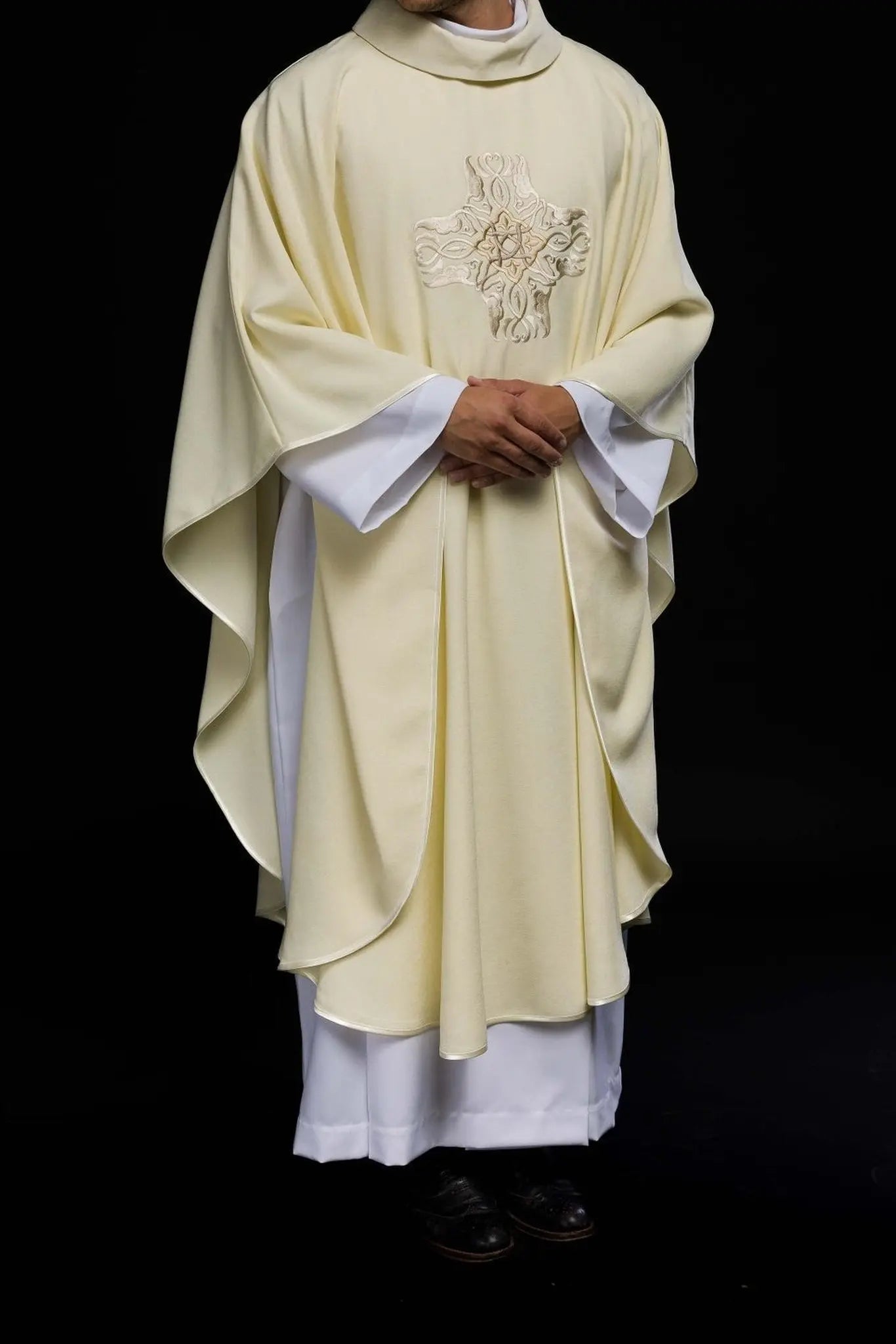 Casulla bordada con el diseño de la Cruz en ecru