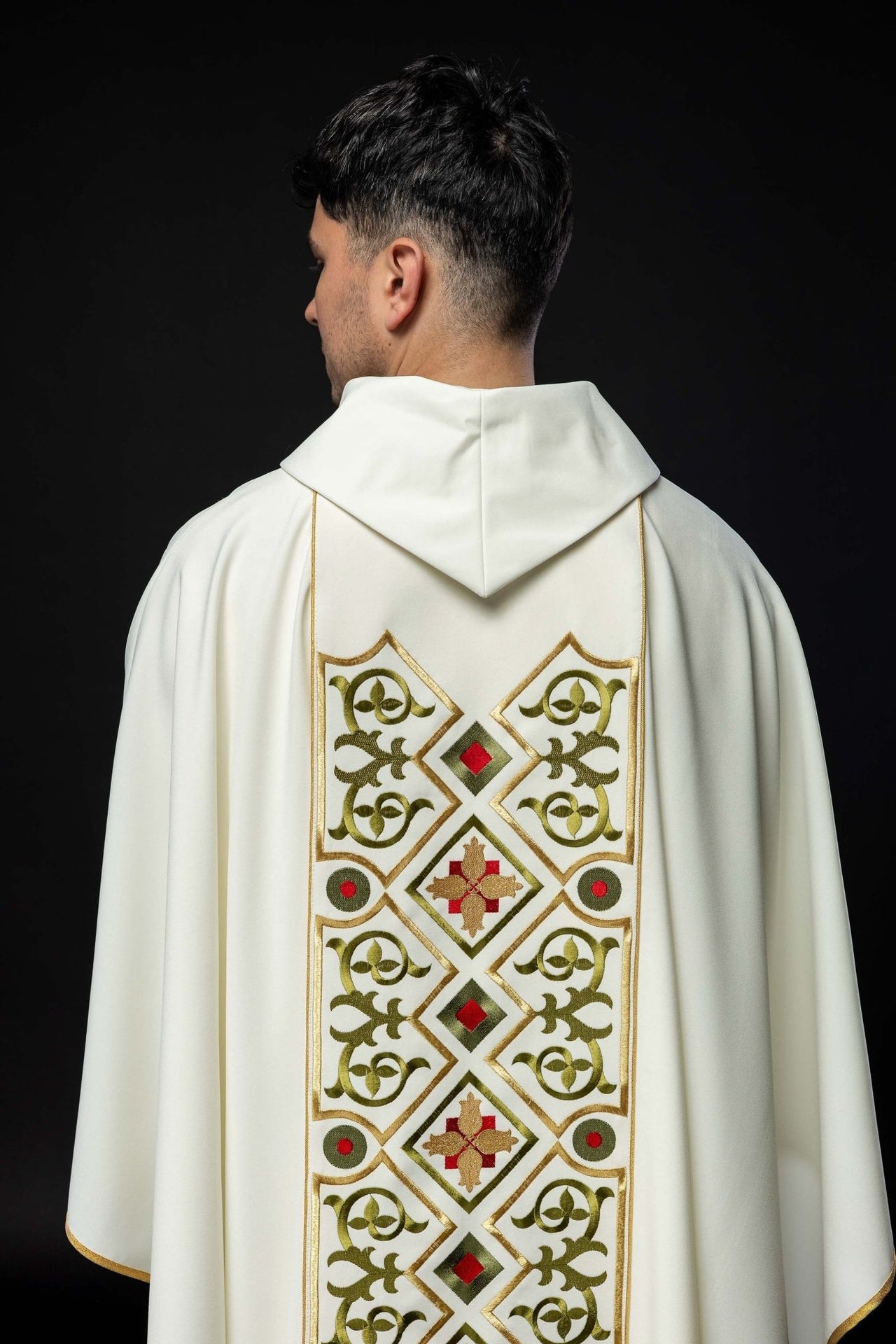 Ornat haftowany ze wzorem baranka w kolorze ecru