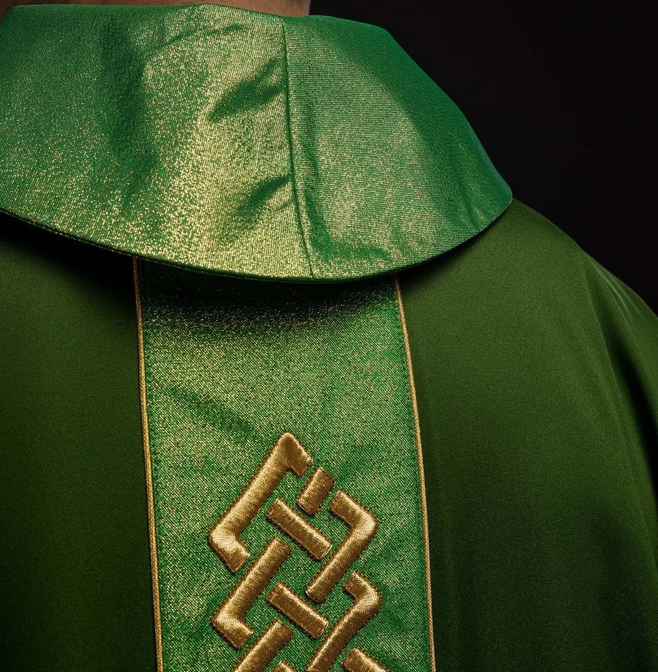 Casulla bordada verde Cinturón decorativo con cruces