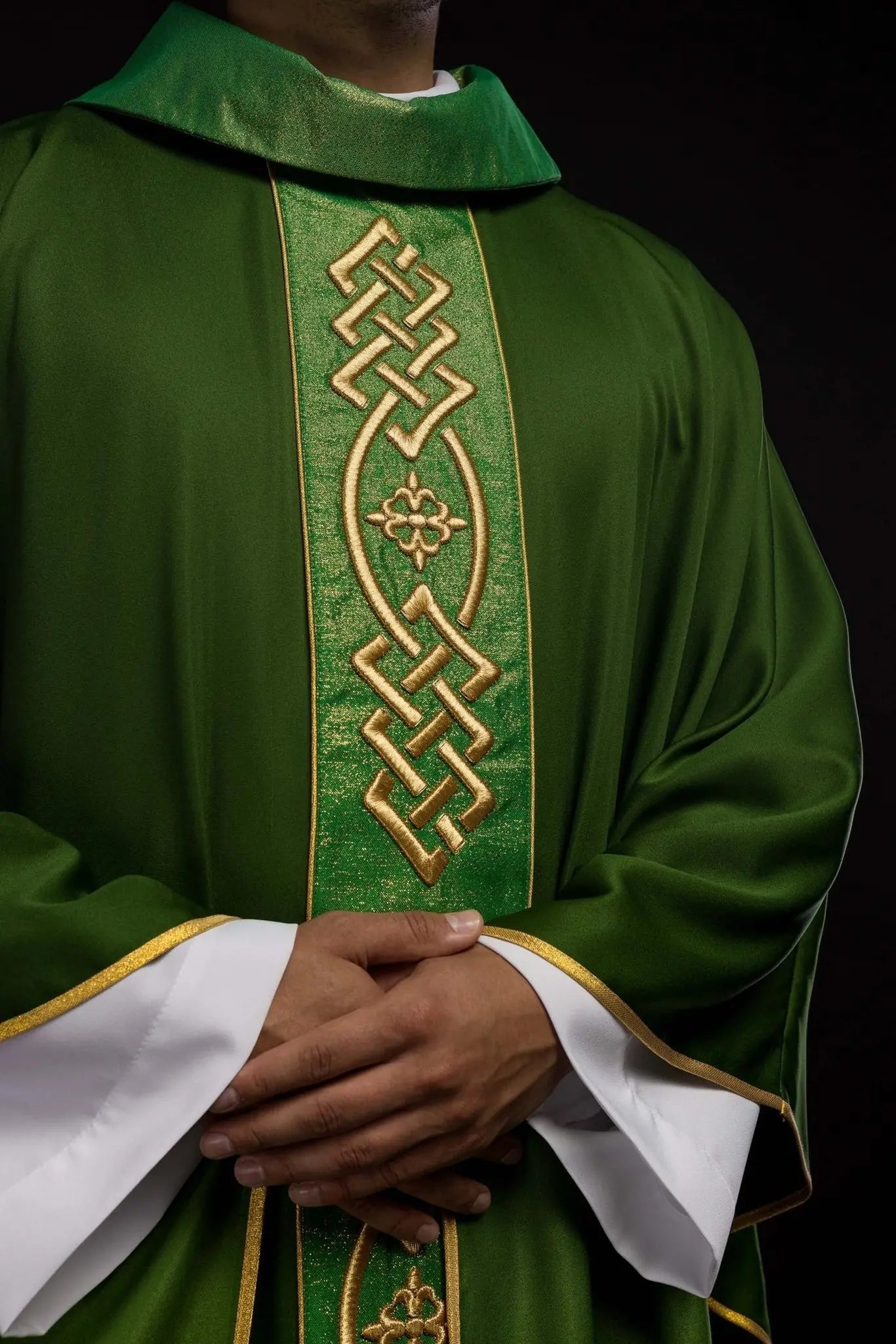 Casulla bordada verde Cinturón decorativo con cruces