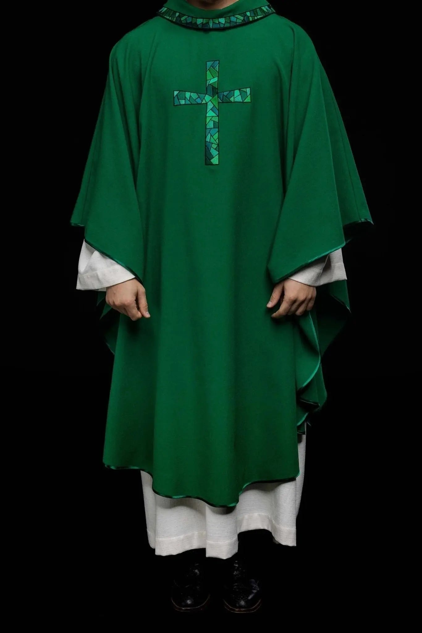 Casulla bordada verde con mosaico de cruz