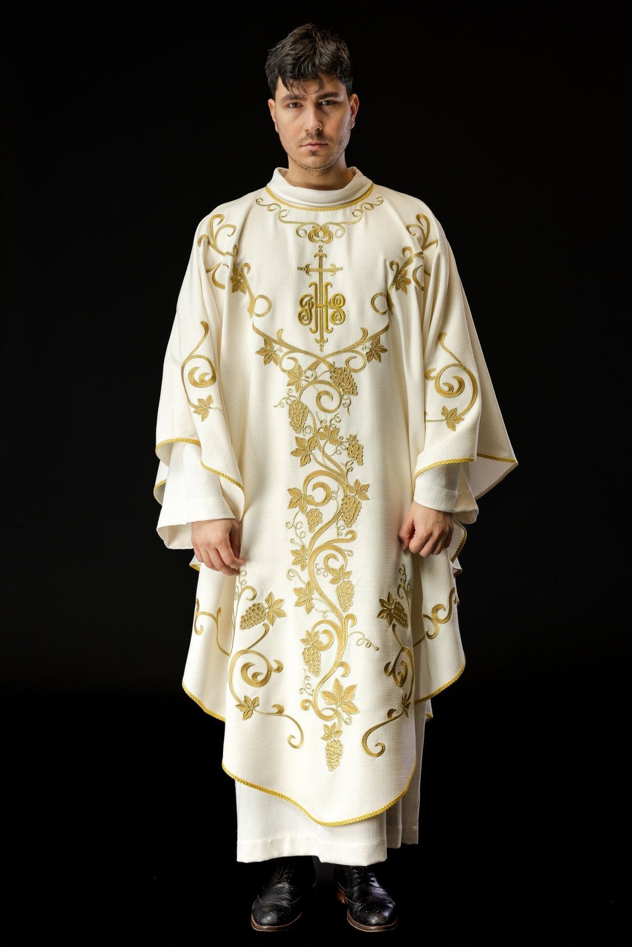 Ornat liturgiczny ecru zdobiony haftem IHS i winogronami