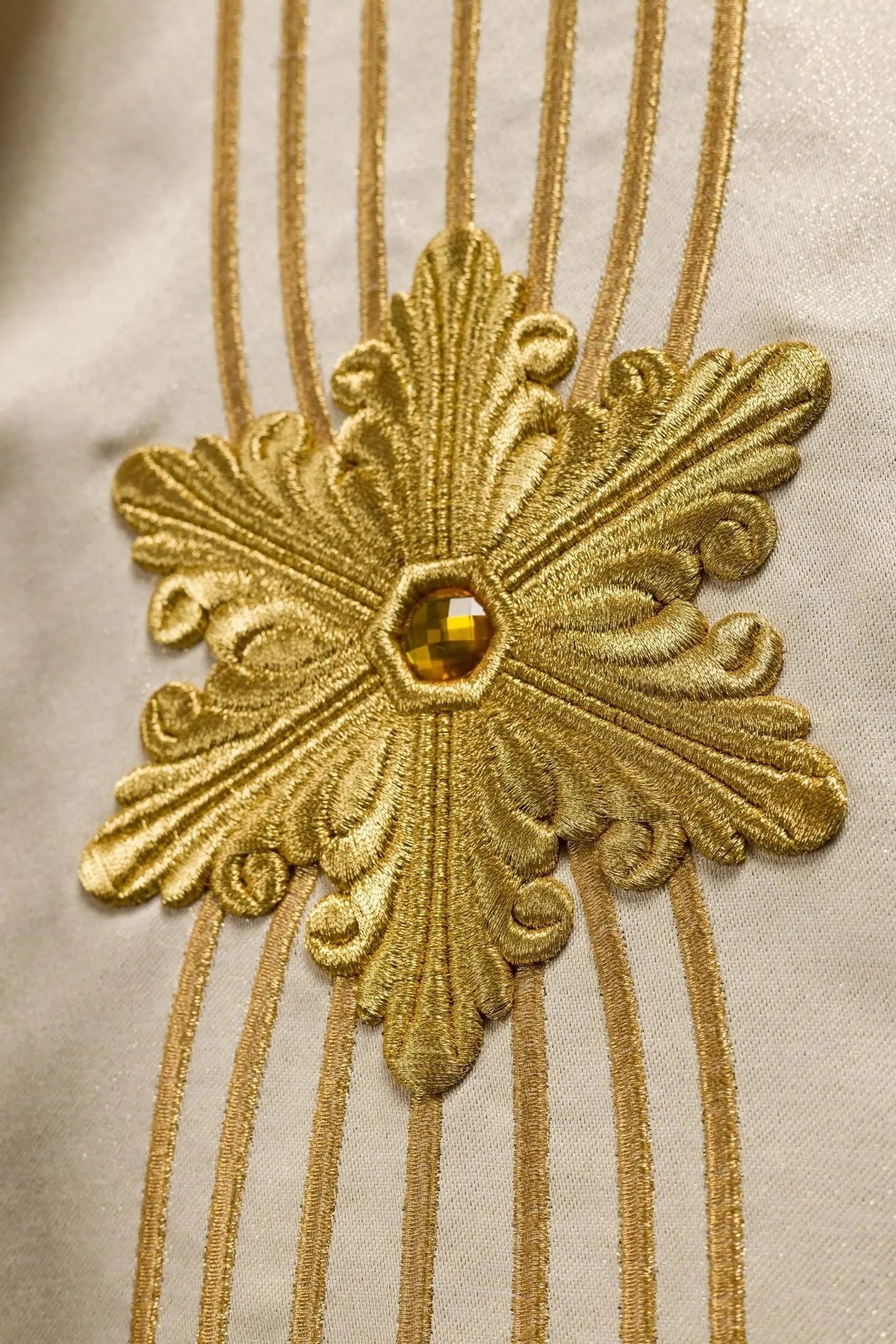Casulla litúrgica mariana brillante con piedras LE/7025 ECRU