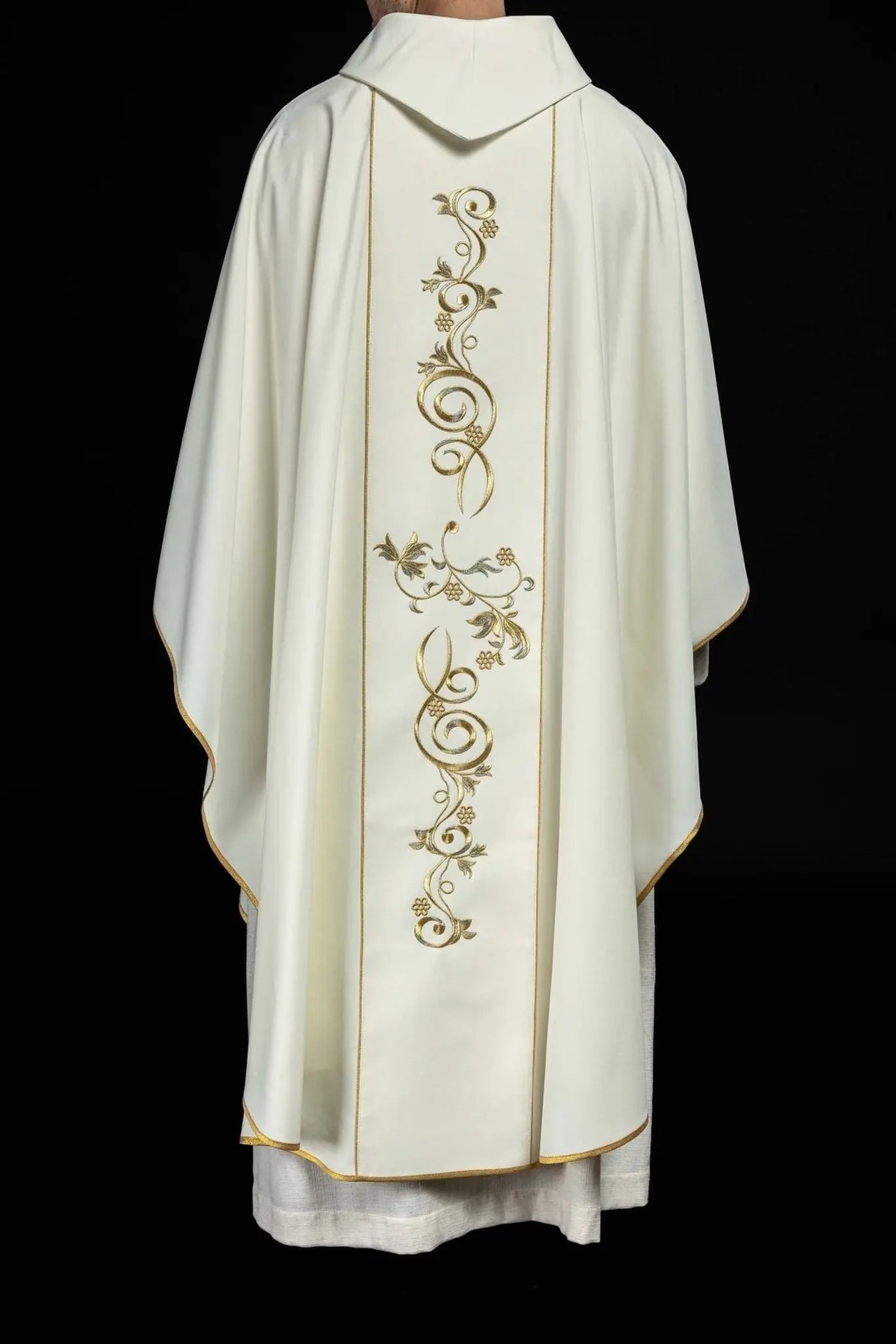 Marian liturgical chasuble with ecru embroidered belt