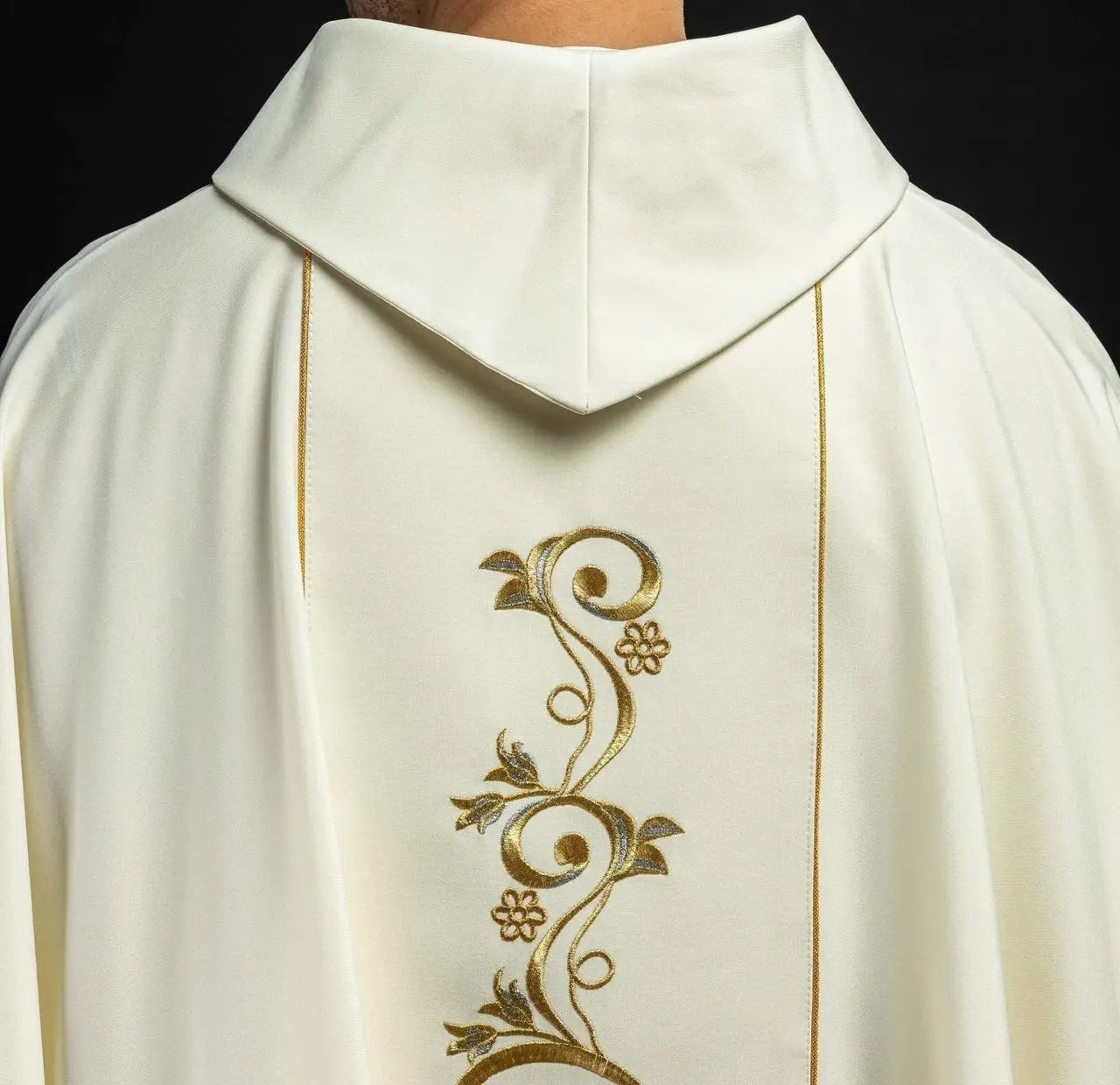 Marian liturgical chasuble with ecru embroidered belt