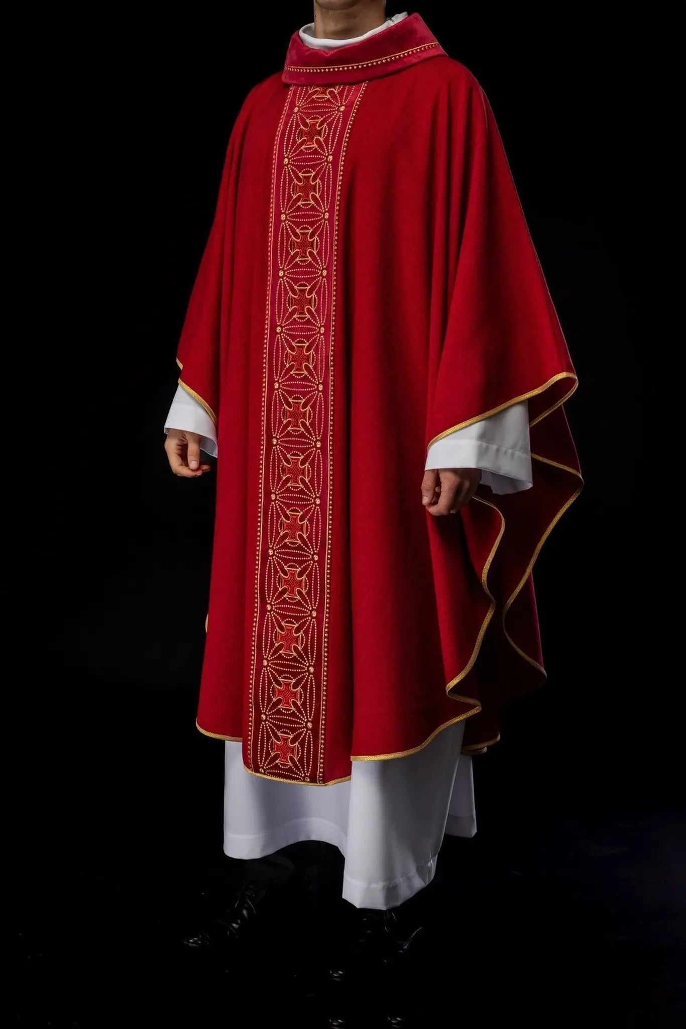 Casulla litúrgica con cinturón ricamente decorado con cruces en color rojo