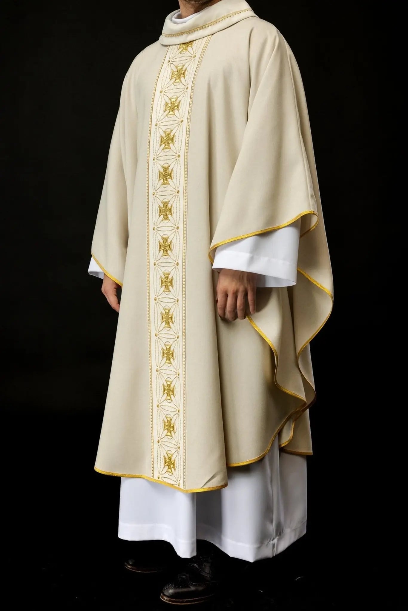 Casulla litúrgica con cinturón ricamente decorado con cruces en color ecru