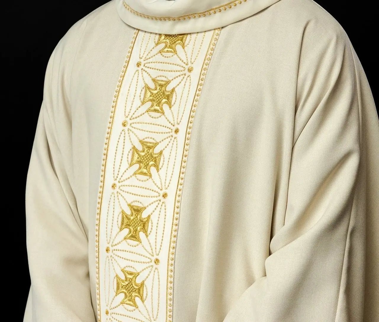 Casulla litúrgica con cinturón ricamente decorado con cruces en color ecru