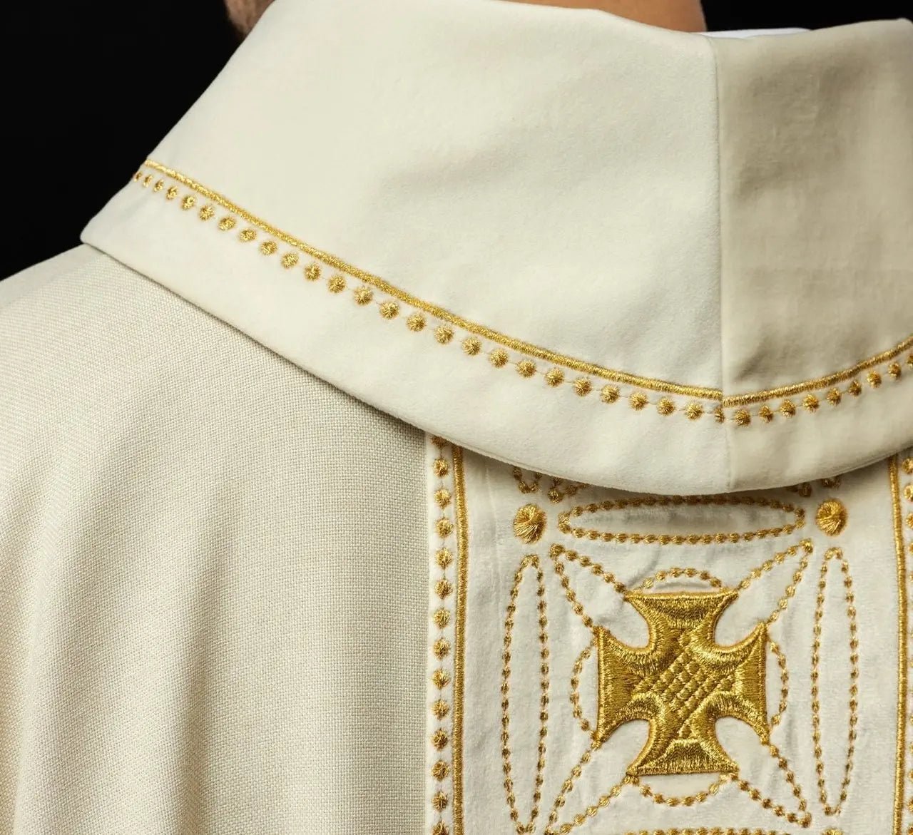 Casulla litúrgica con cinturón ricamente decorado con cruces en color ecru