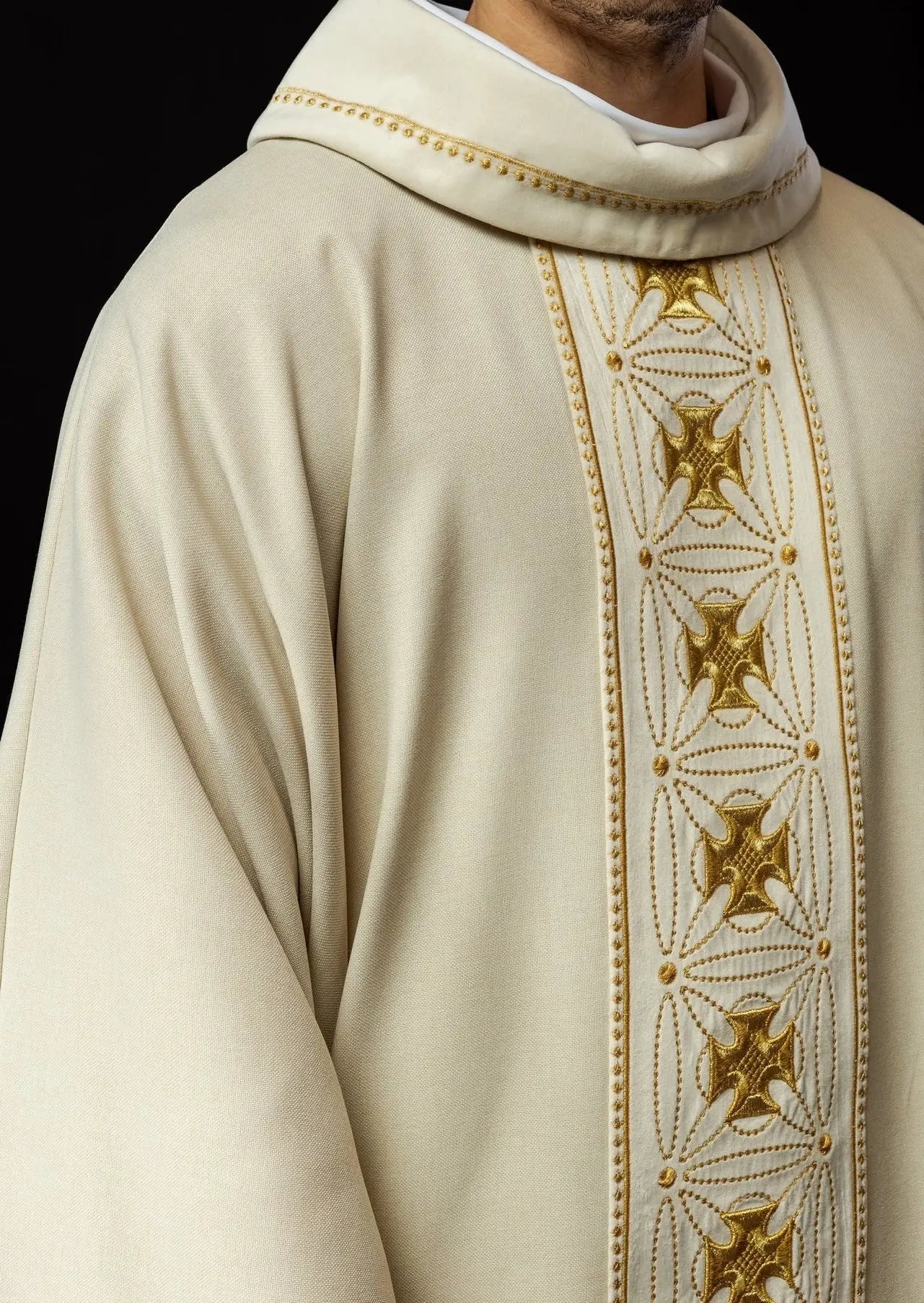 Casulla litúrgica con cinturón ricamente decorado con cruces en color ecru
