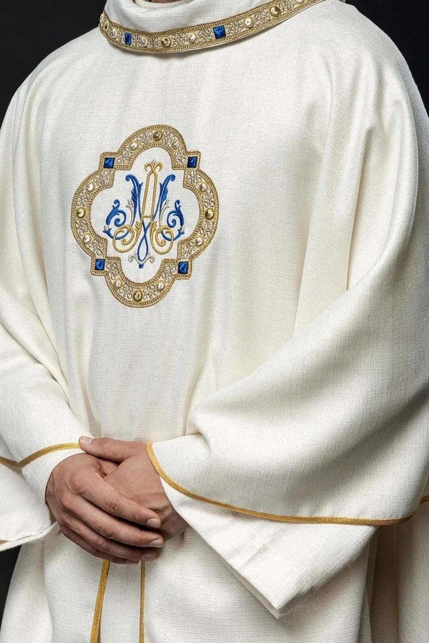 Casulla litúrgica con emblema mariano bordado – Honrando a la Reina del Cielo