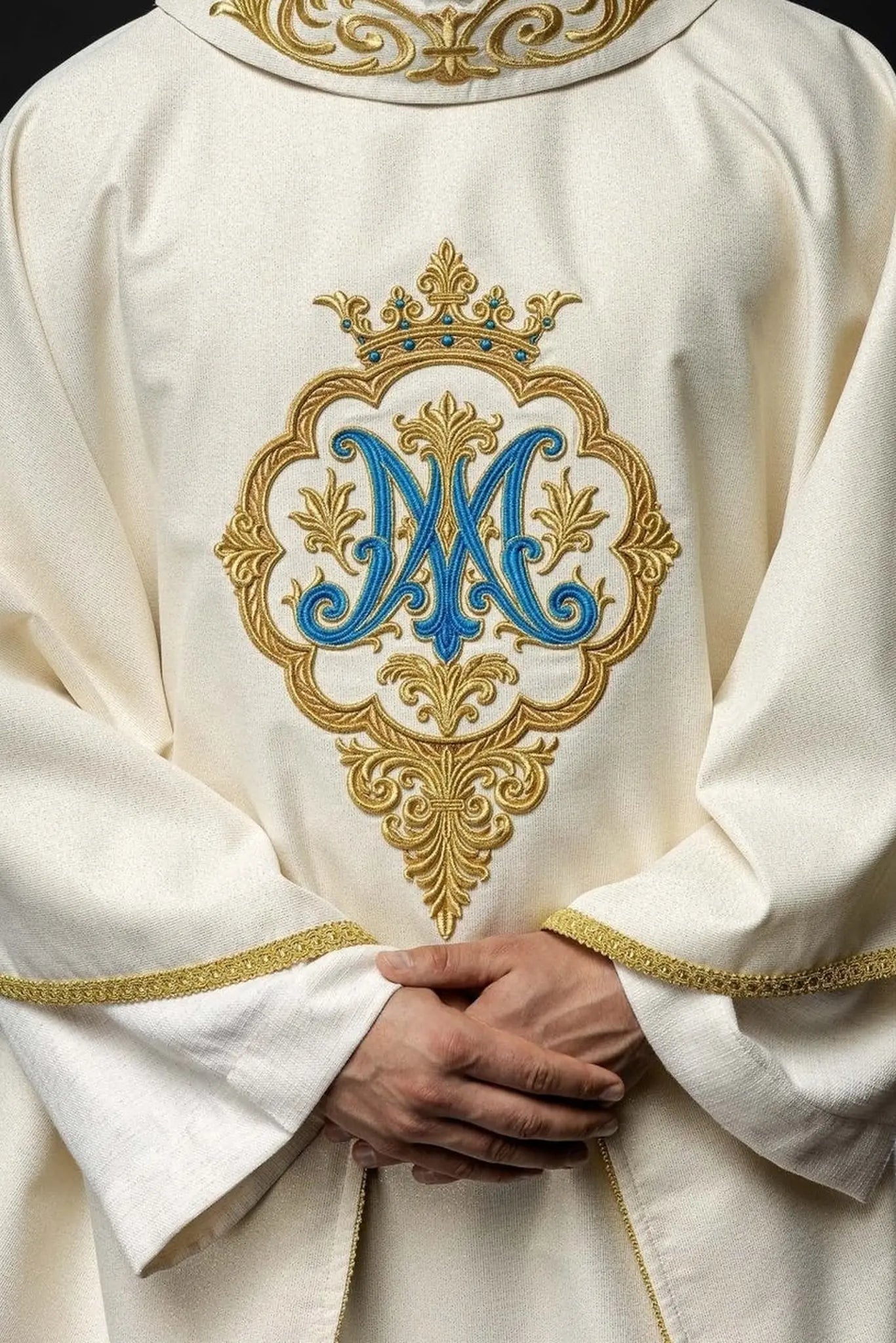 Casulla litúrgica con escudo mariano bordado y corona