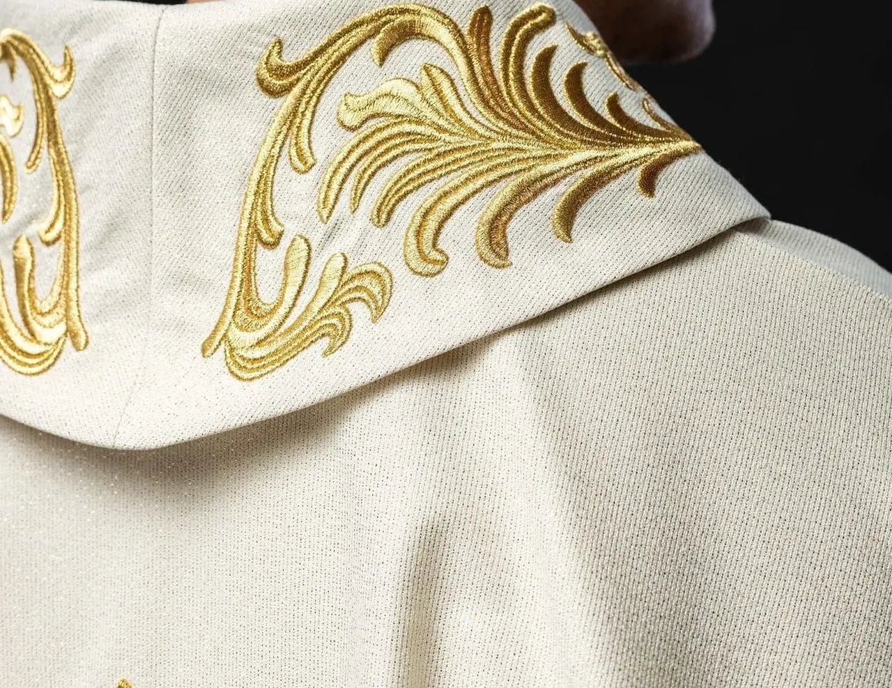 Casulla litúrgica con escudo mariano bordado y corona