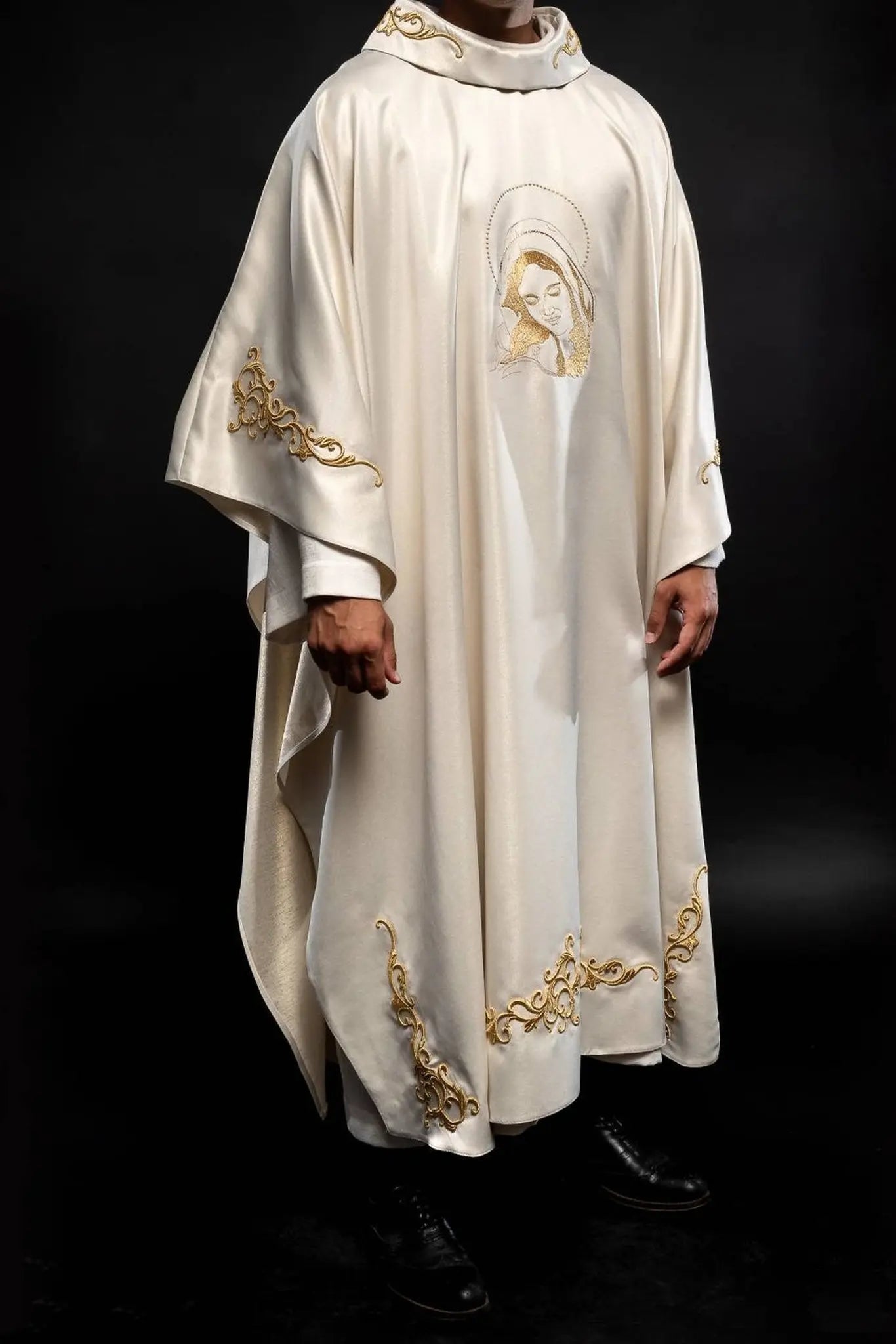 Casulla litúrgica con la imagen de Nuestra Señora de los Abrazos