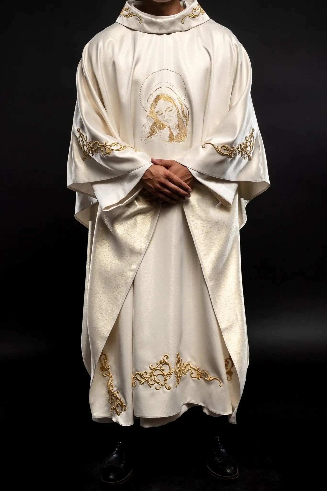 Casulla litúrgica con la imagen de Nuestra Señora de los Abrazos