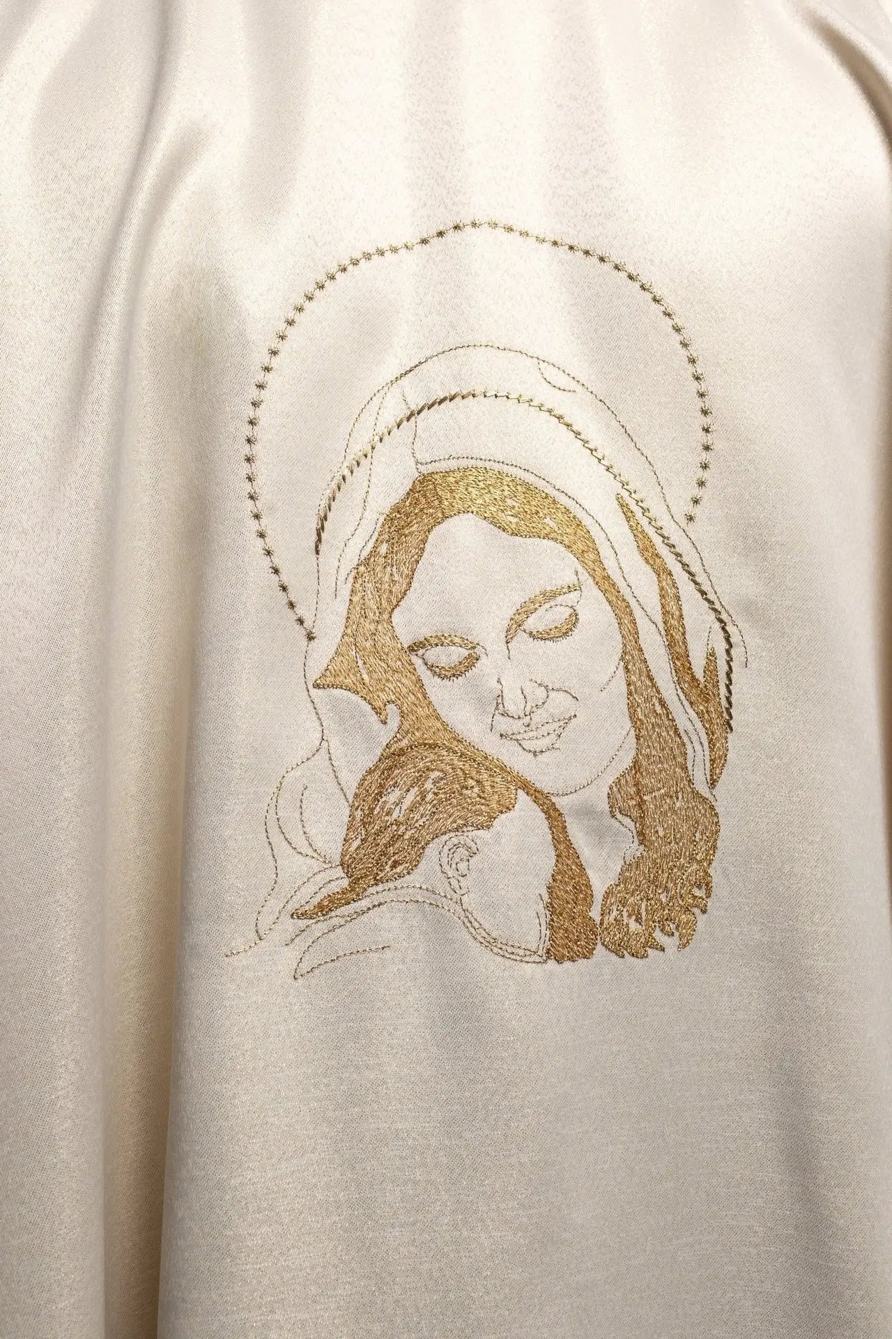 Casulla litúrgica con la imagen de Nuestra Señora de los Abrazos