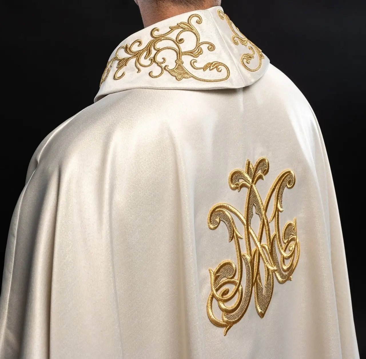 Casulla litúrgica con la imagen de Nuestra Señora de los Abrazos