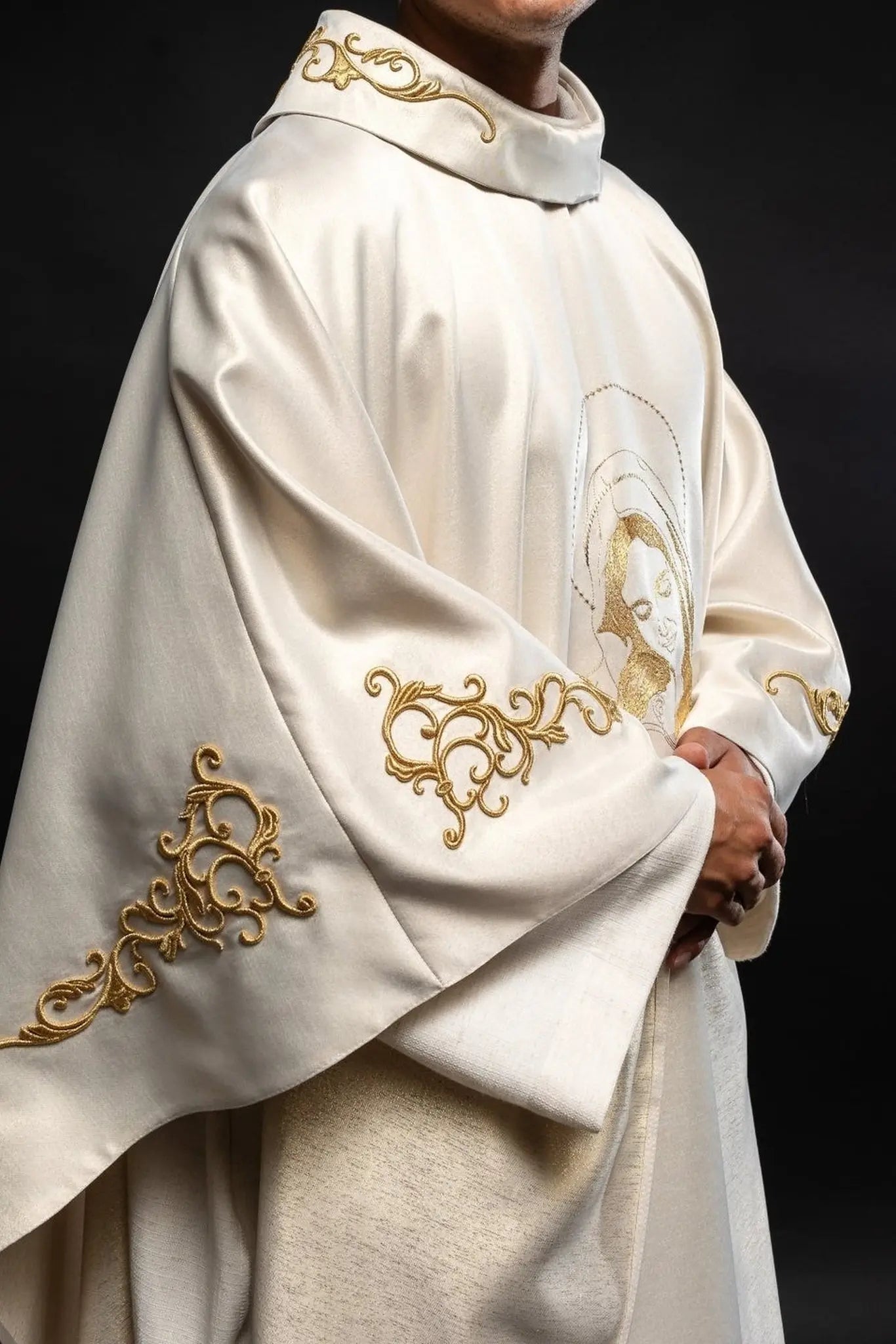 Casulla litúrgica con la imagen de Nuestra Señora de los Abrazos