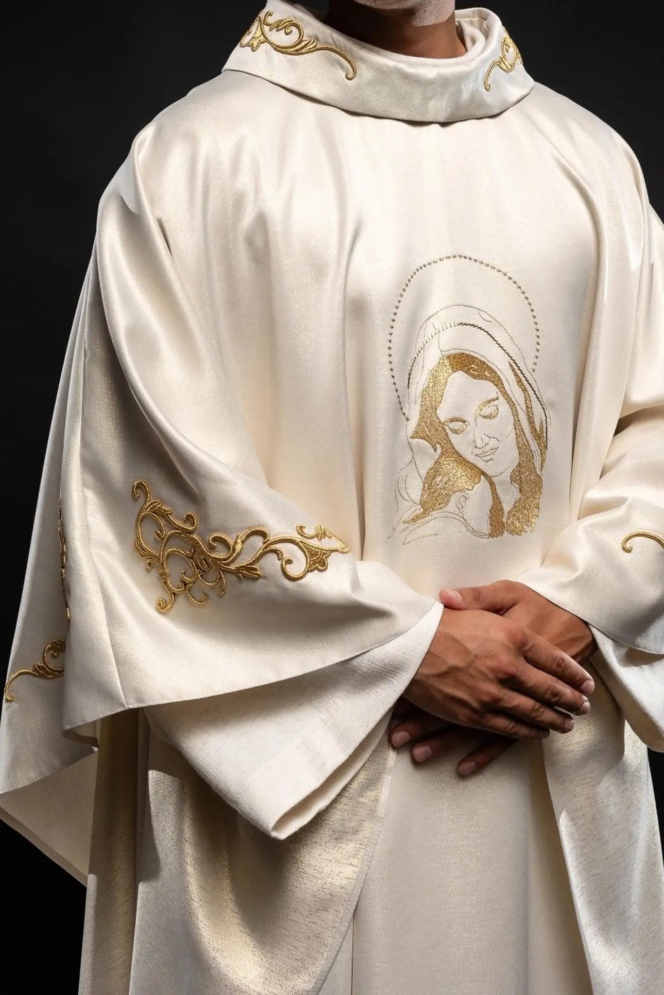 Casulla litúrgica con la imagen de Nuestra Señora de los Abrazos