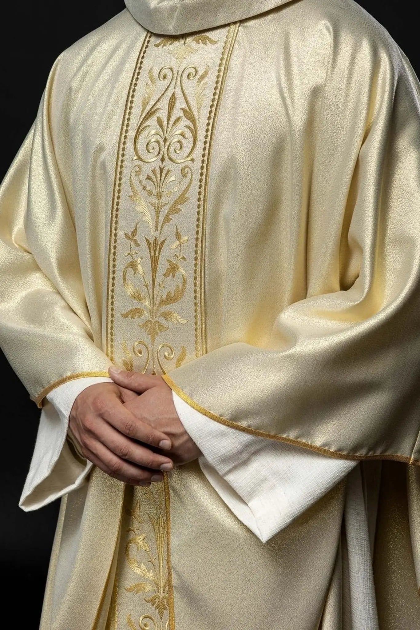 Casulla litúrgica con cinturón bordado en oro ornamentado