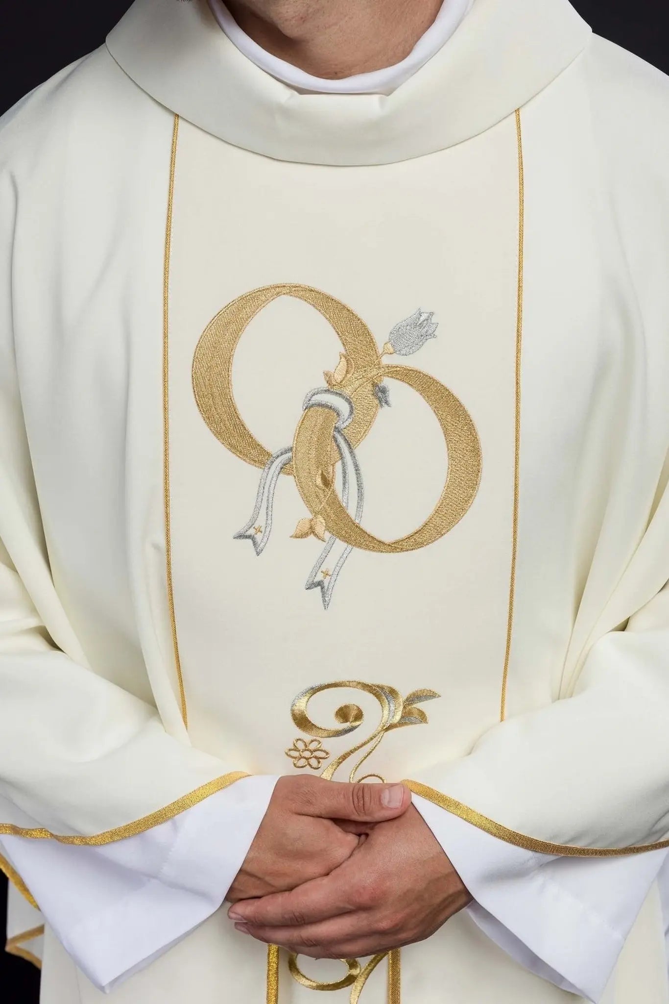 Casulla de boda con anillos de boda en ecru