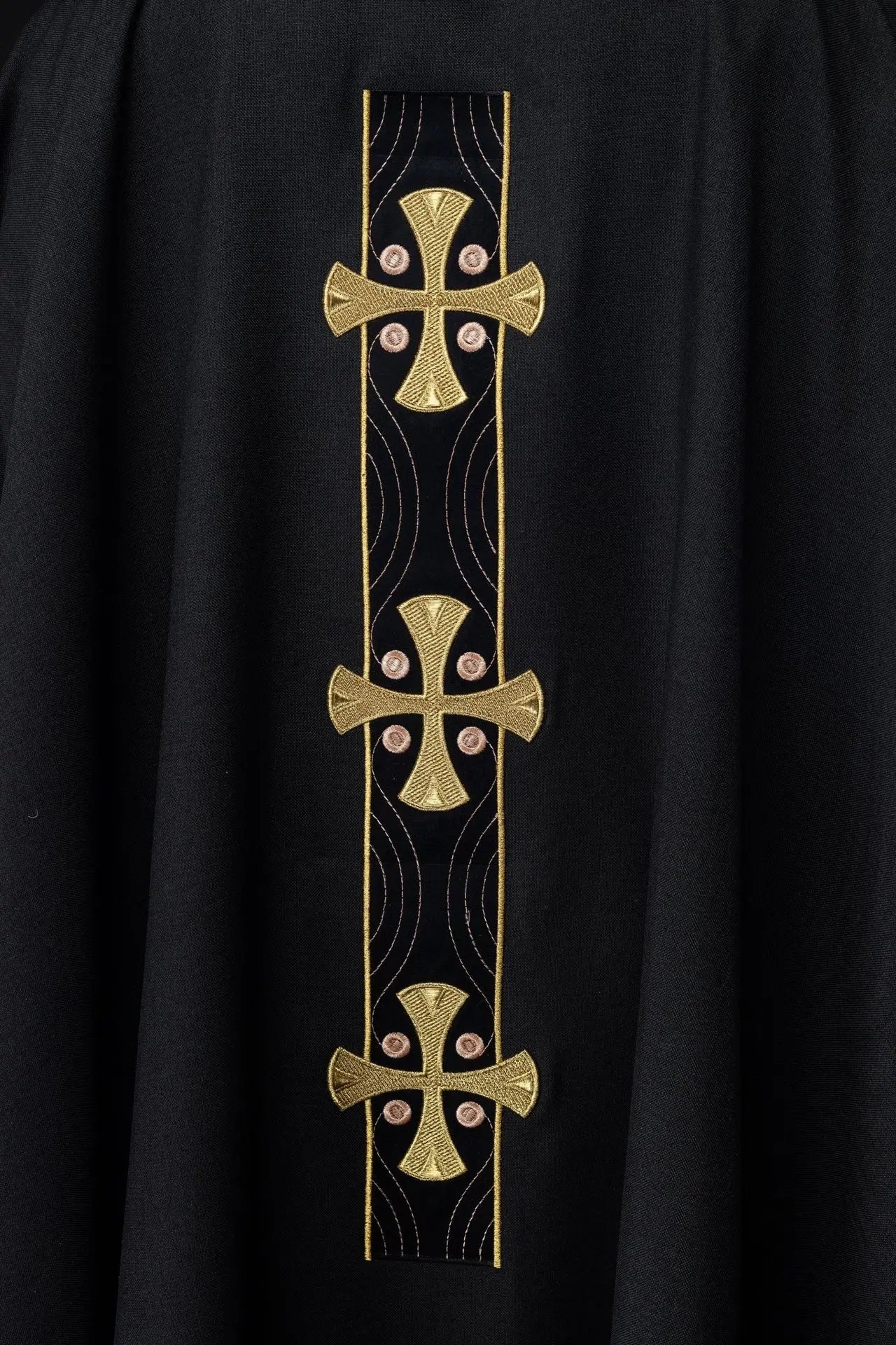 Casulla con cruces doradas bordadas y ribete en el cuello en negro
