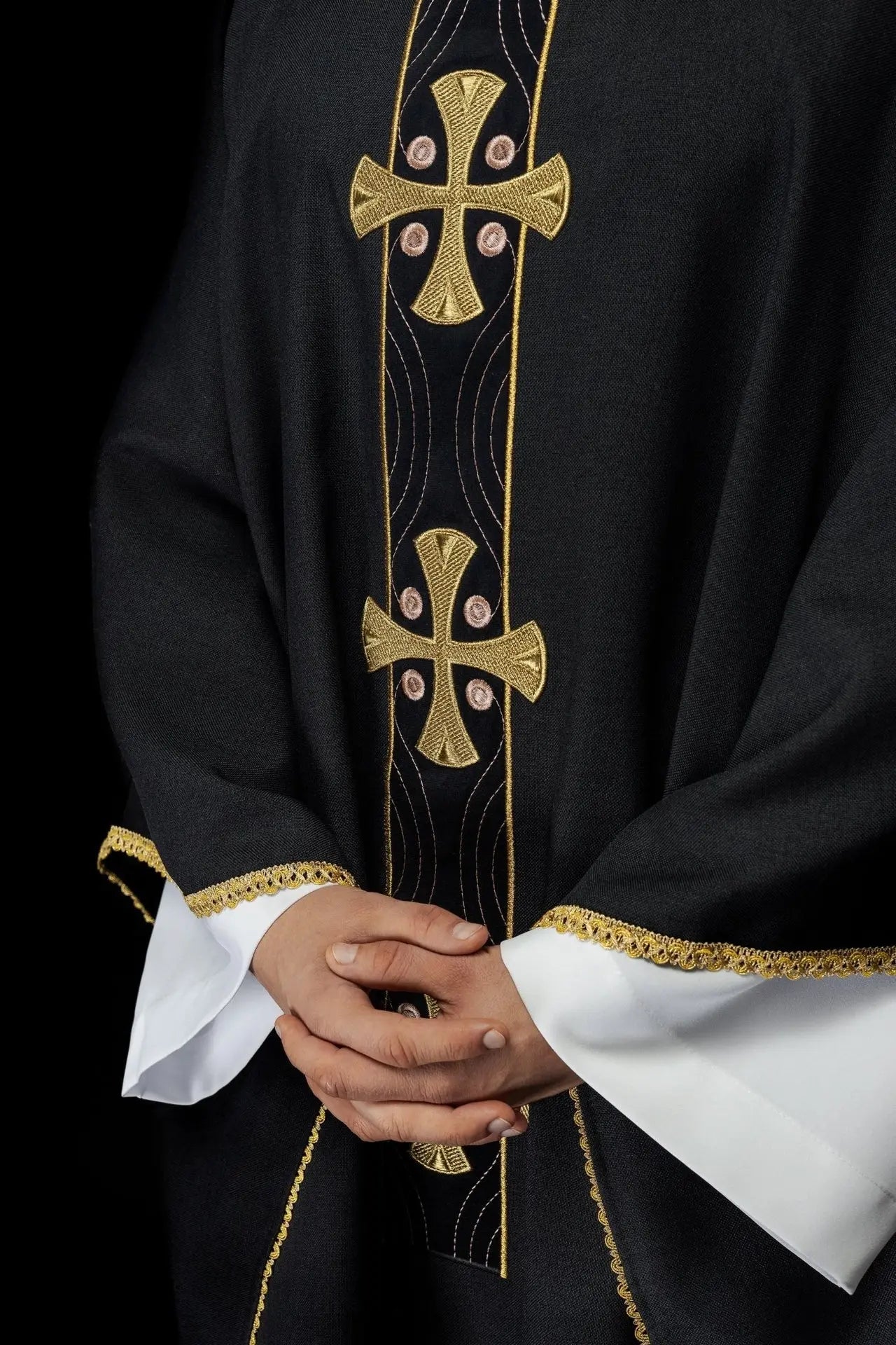 Casulla con cruces doradas bordadas y ribete en el cuello en negro