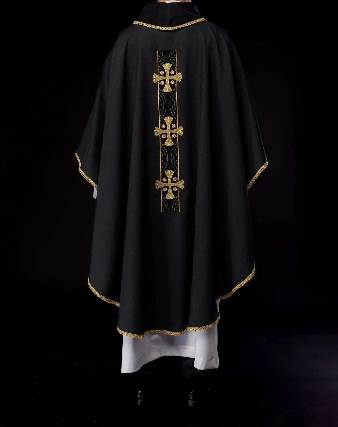 Casulla con cruces doradas bordadas y ribete en el cuello en negro