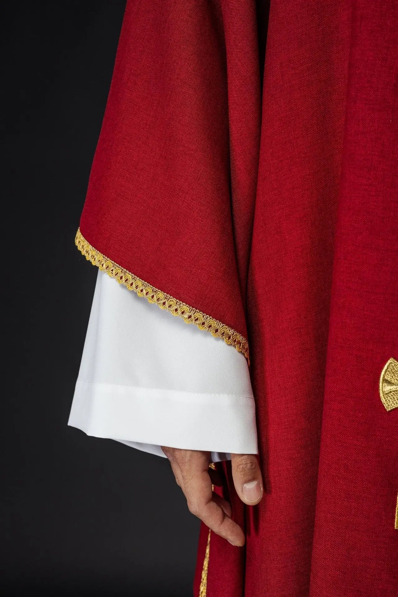 Casulla con cruces doradas bordadas y ribete en el cuello en rojo