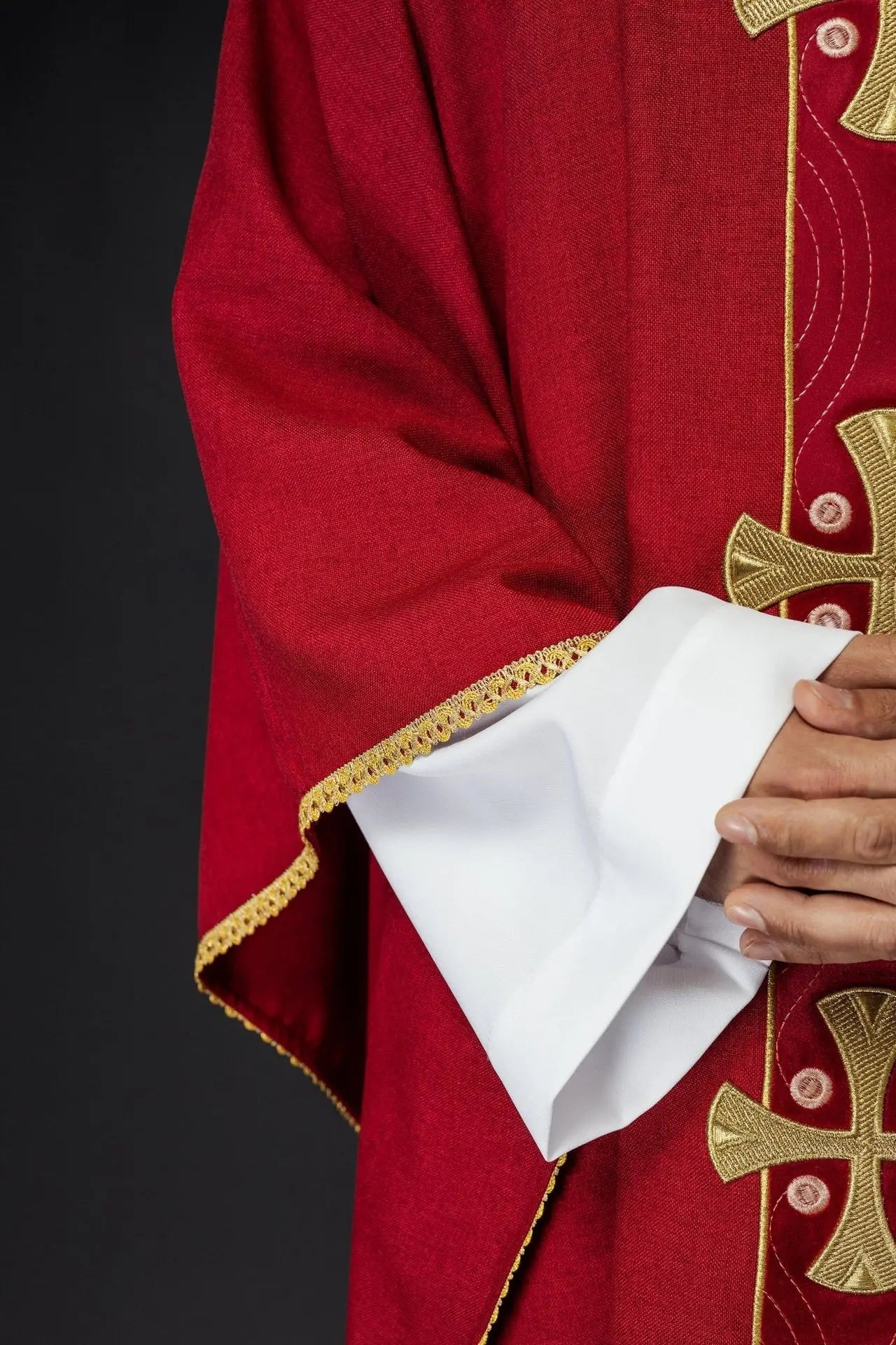 Casulla con cruces doradas bordadas y ribete en el cuello en rojo