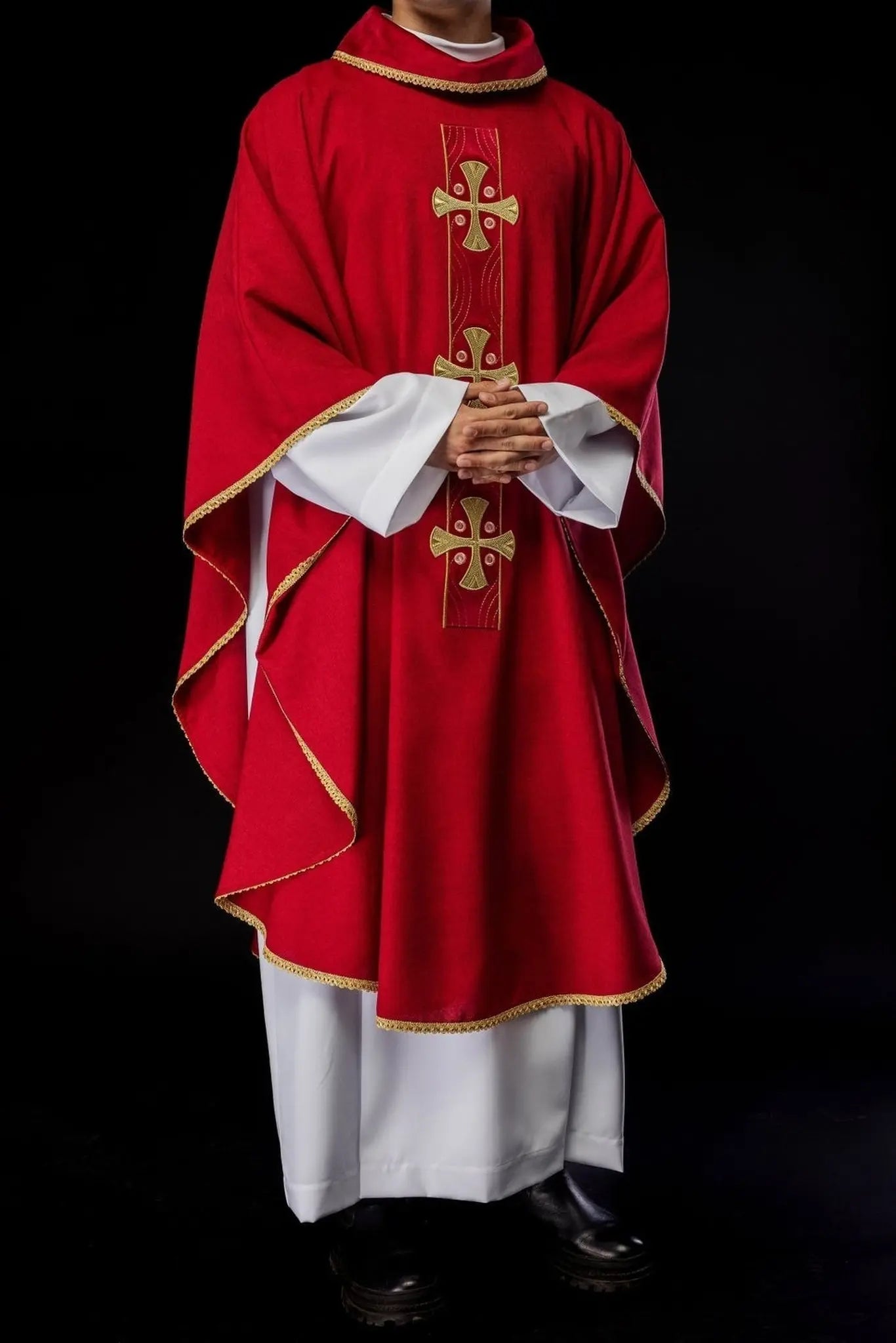 Casulla con cruces doradas bordadas y ribete en el cuello en rojo