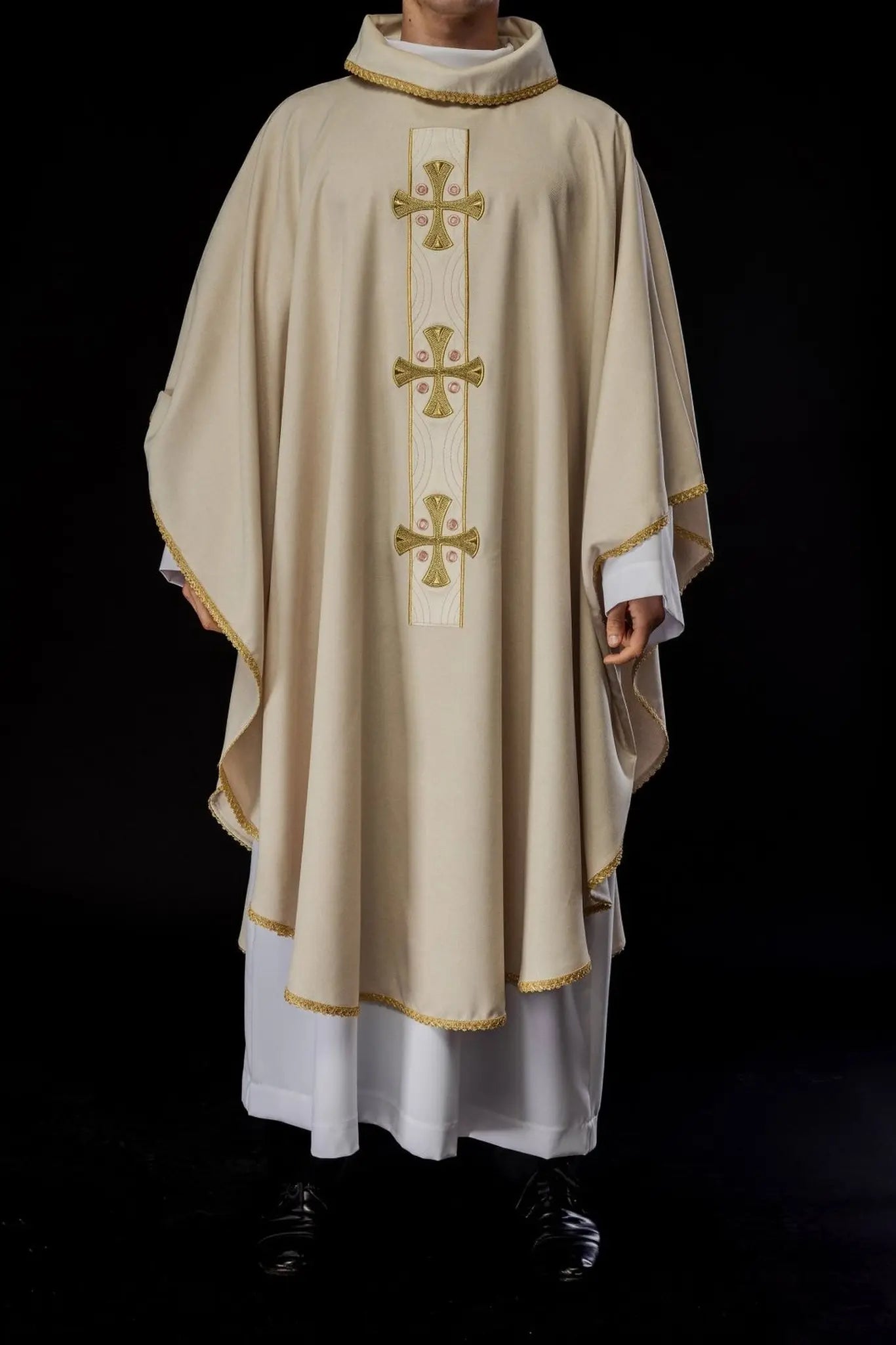 Casulla con cruces doradas bordadas y ribete en el cuello de color ecru
