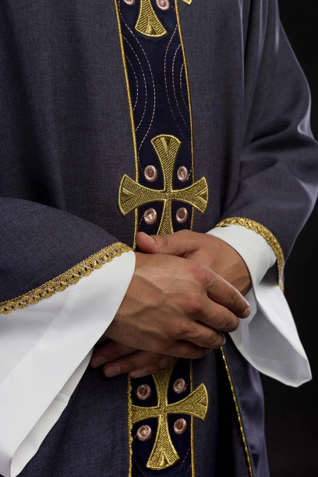 Casulla con cruces doradas bordadas y ribete en el cuello en púrpura