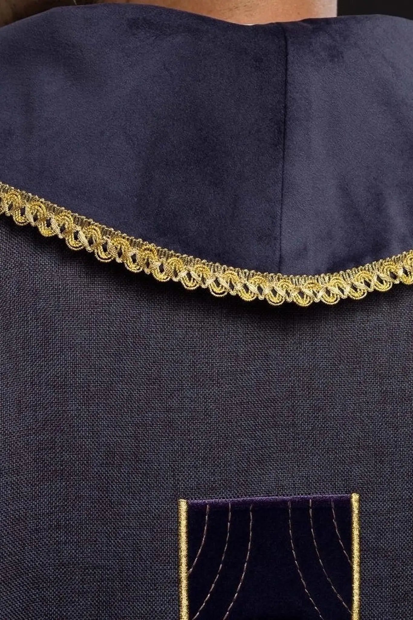 Casulla con cruces doradas bordadas y ribete en el cuello en púrpura